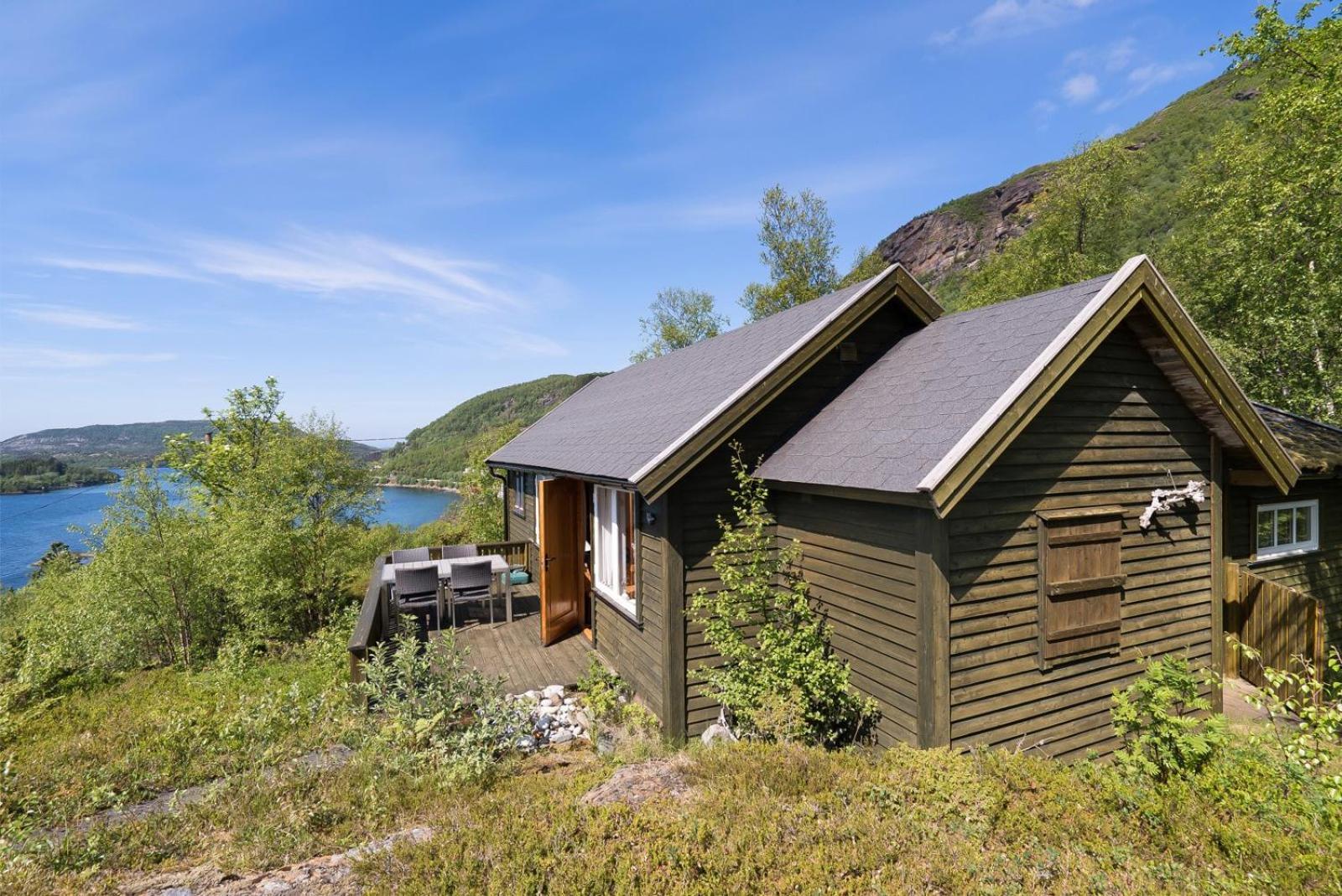 Koselig og usjenert hytte med fantastisk utsikt og solforhold view 2