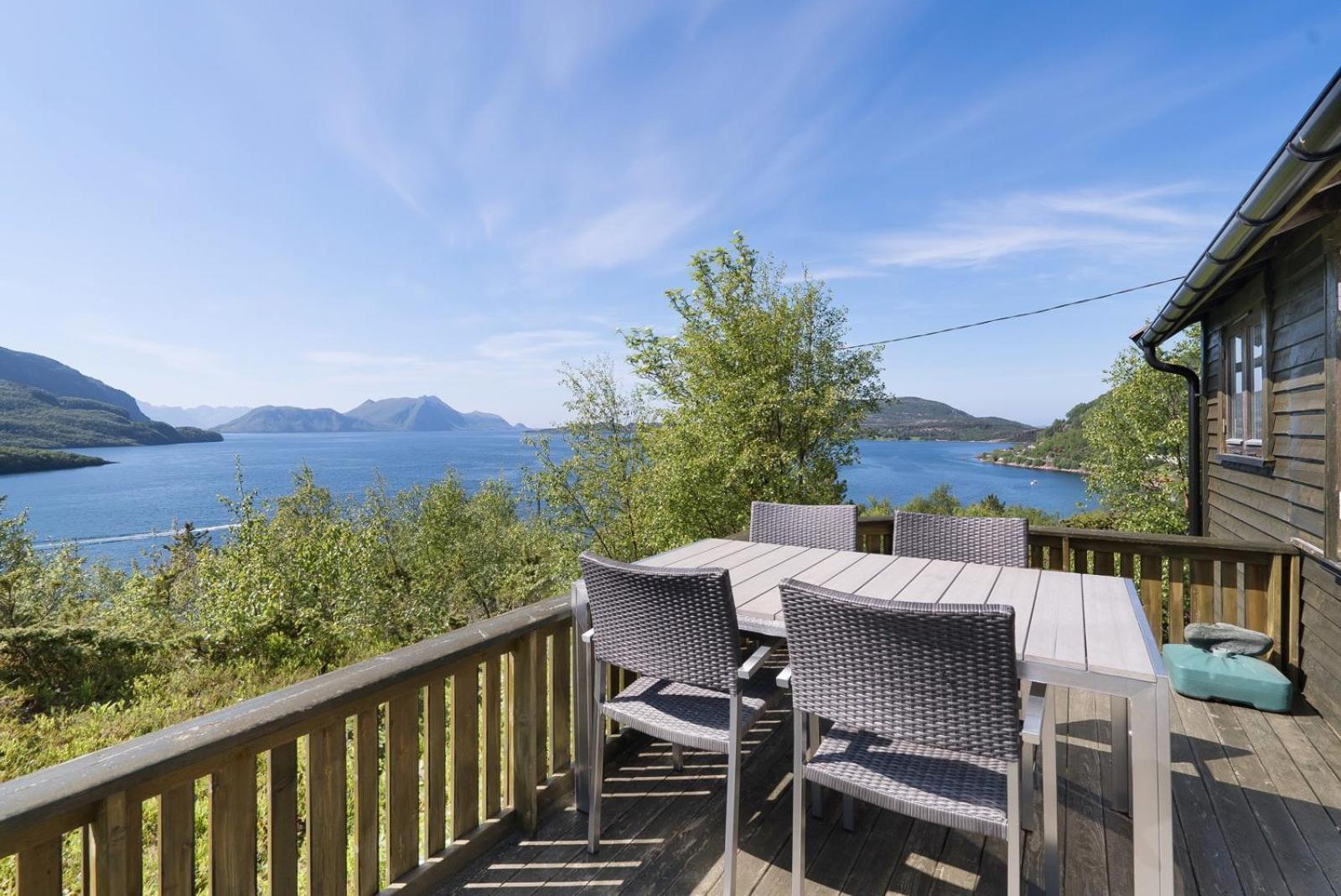 Koselig og usjenert hytte med fantastisk utsikt og solforhold view 5