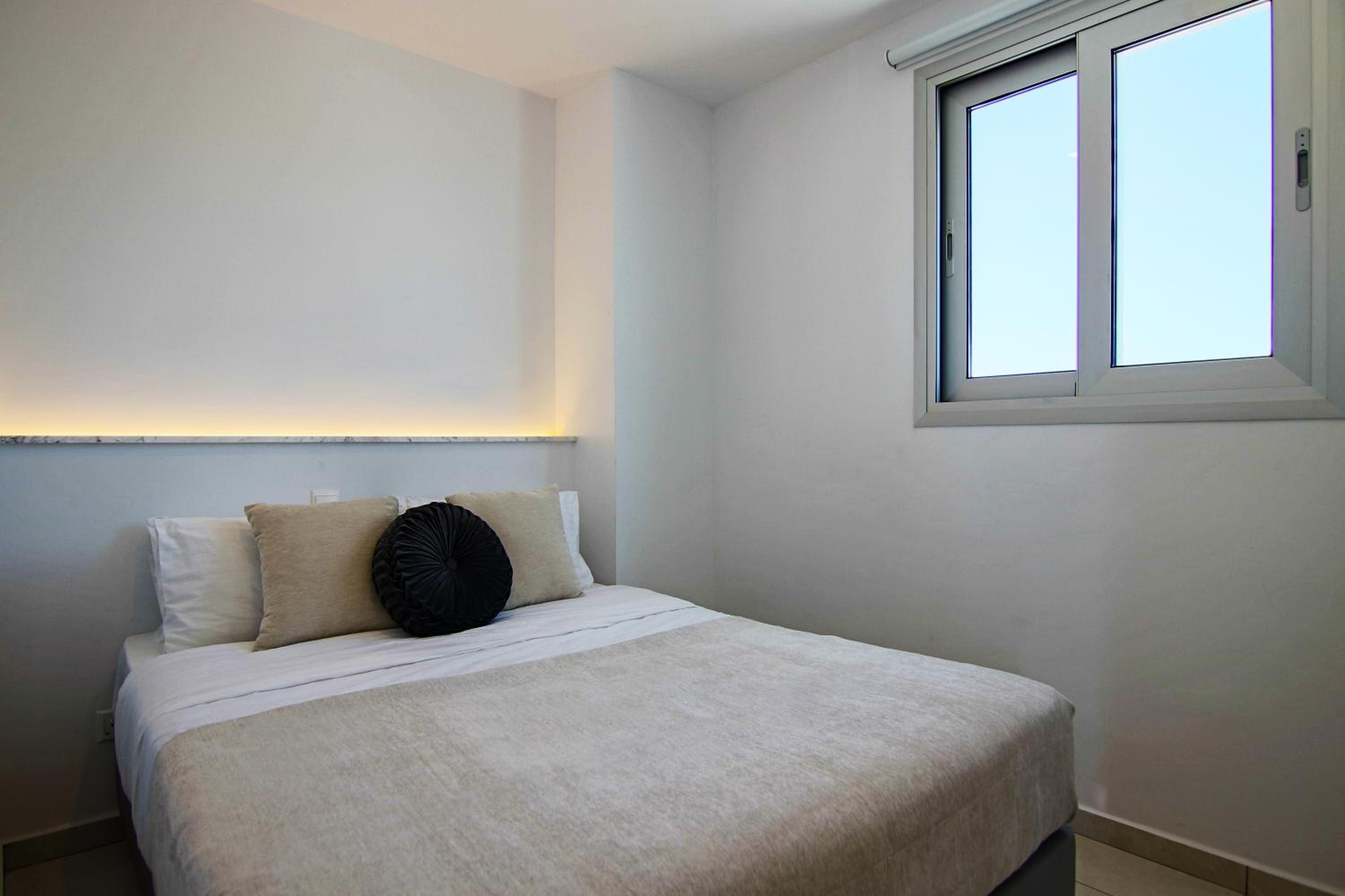 Phaedrus Living - Seaside Executive Flat Harbour 203 view 5