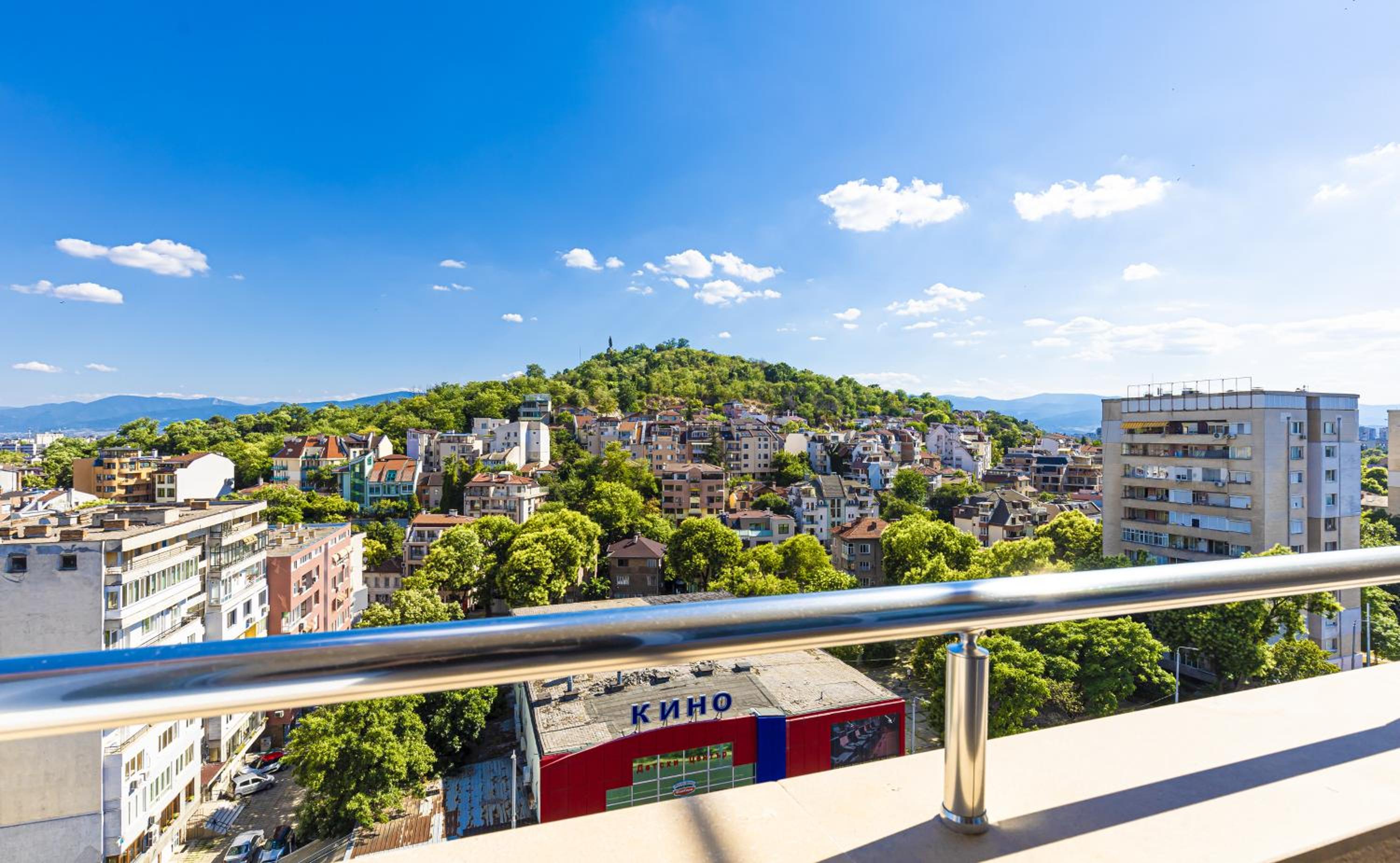 Bright Modern 2BD Apartment with Panoramic View by Flat Mаnager view 4