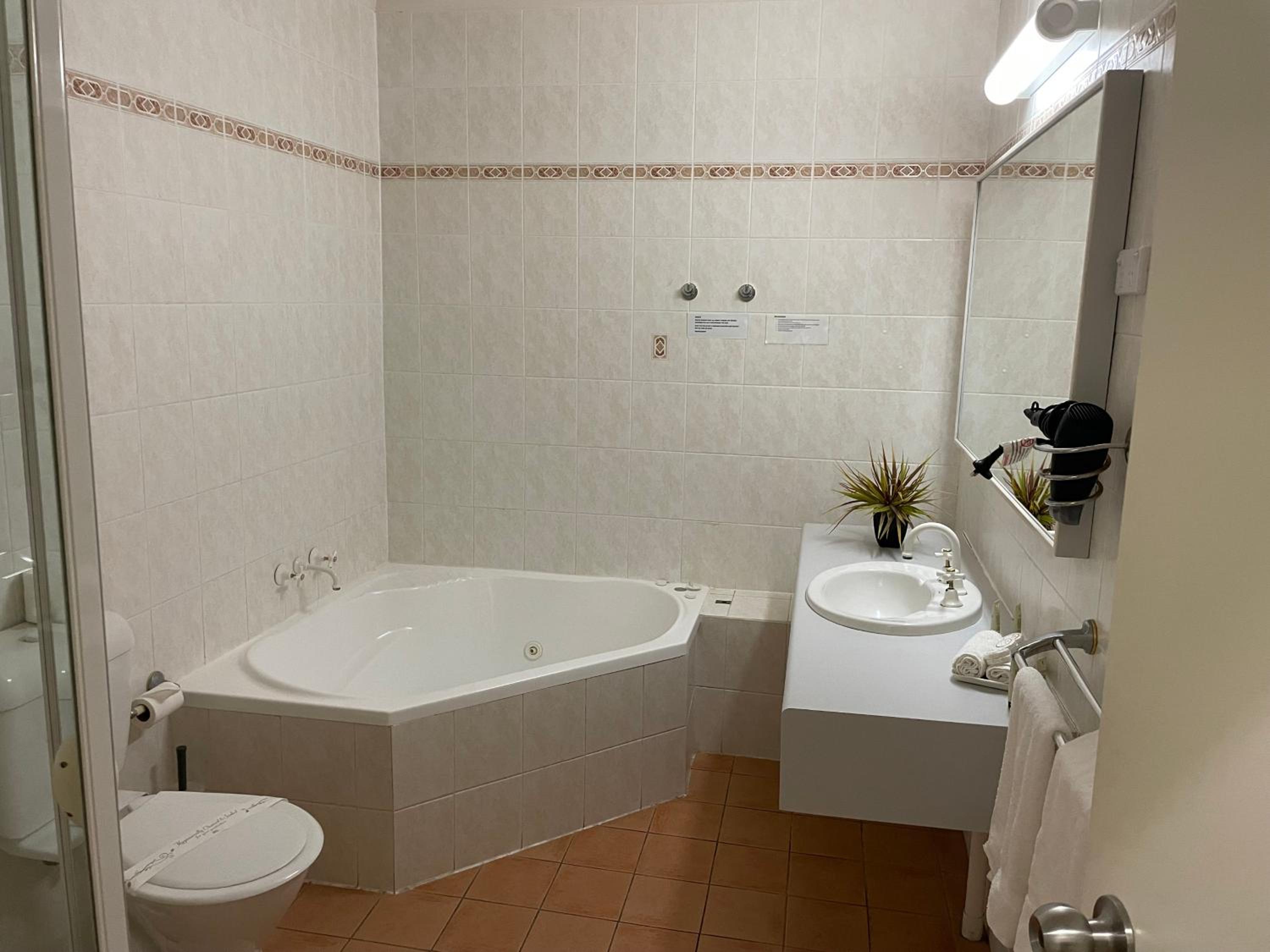 Lakeview Motor Inn