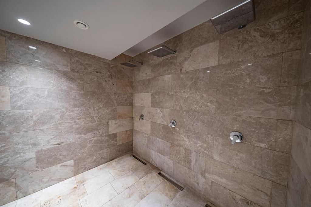 Classy modern furnished residence 7-24 security BNS76