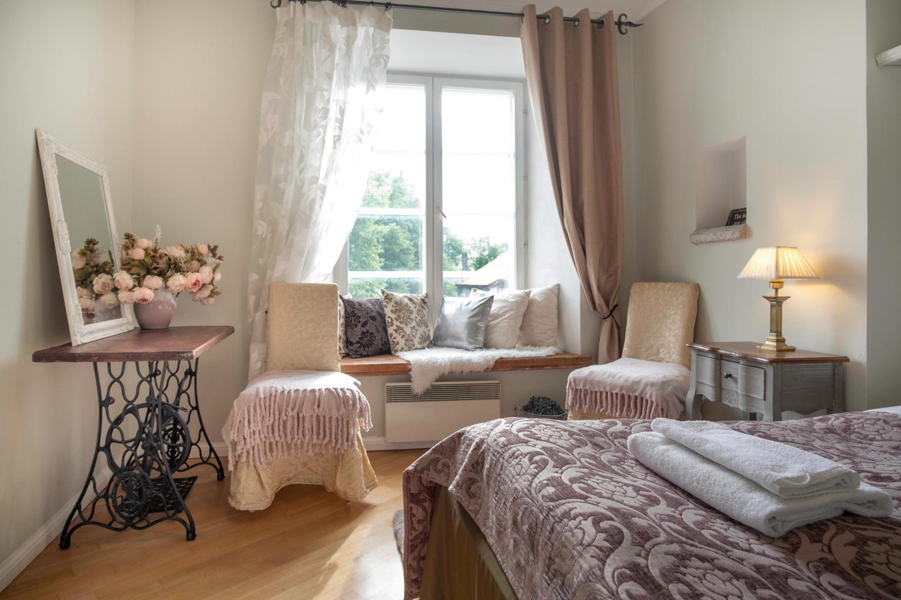 Dream Stay - Historical 3-Bedroom Apartment with Sauna view 4