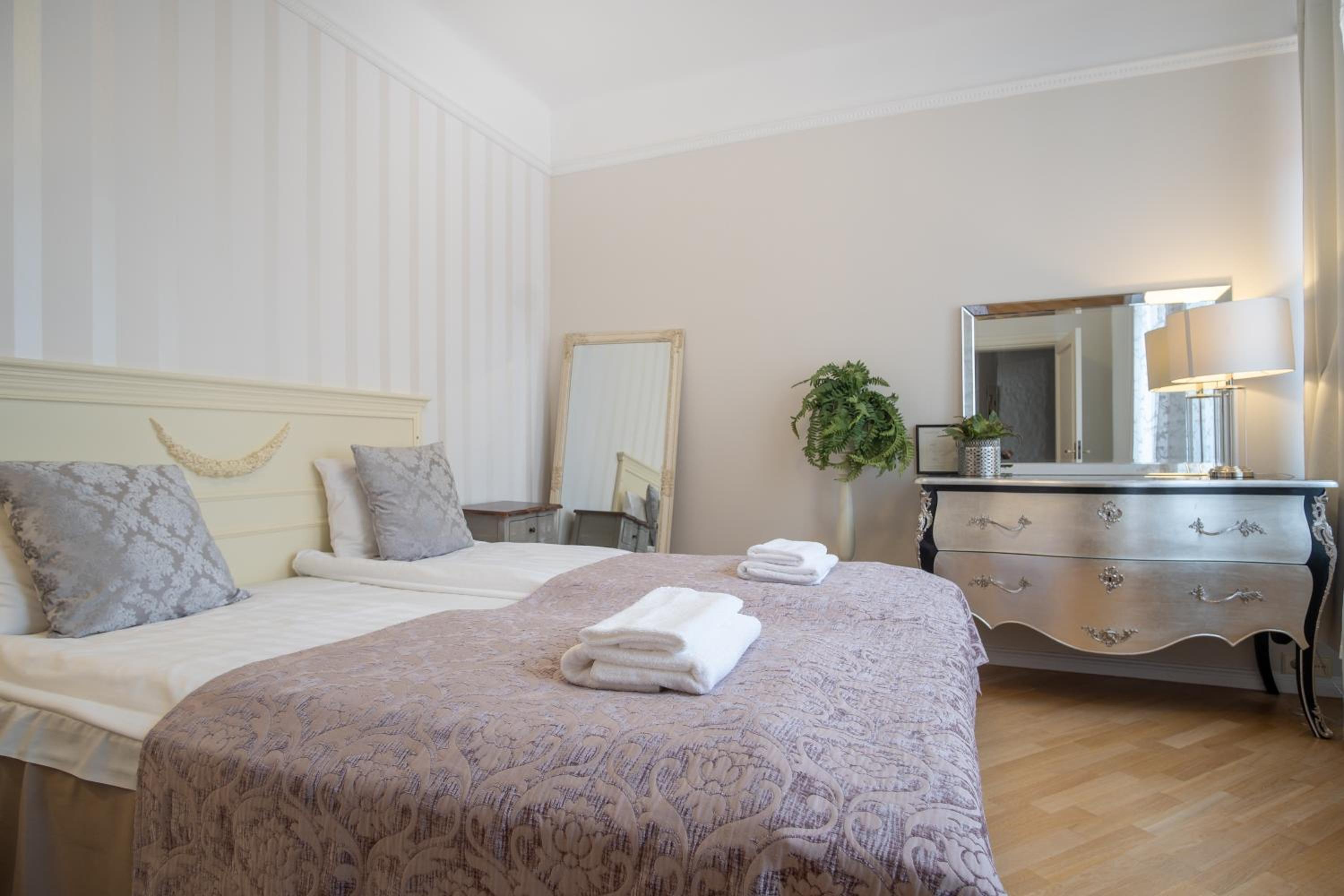 Dream Stay - Historical 3-Bedroom Apartment with Sauna view 2