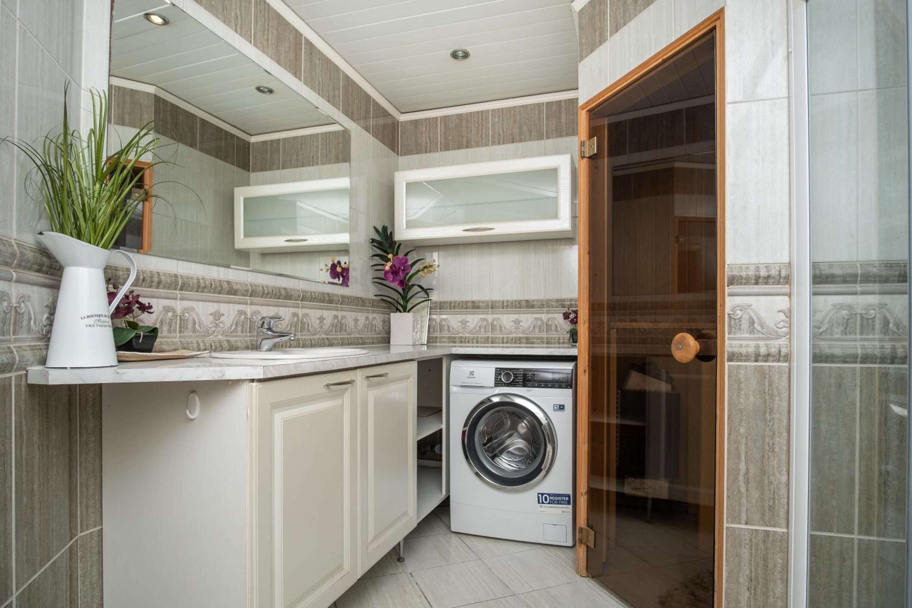 Dream Stay - Historical 3-Bedroom Apartment with Sauna view 3