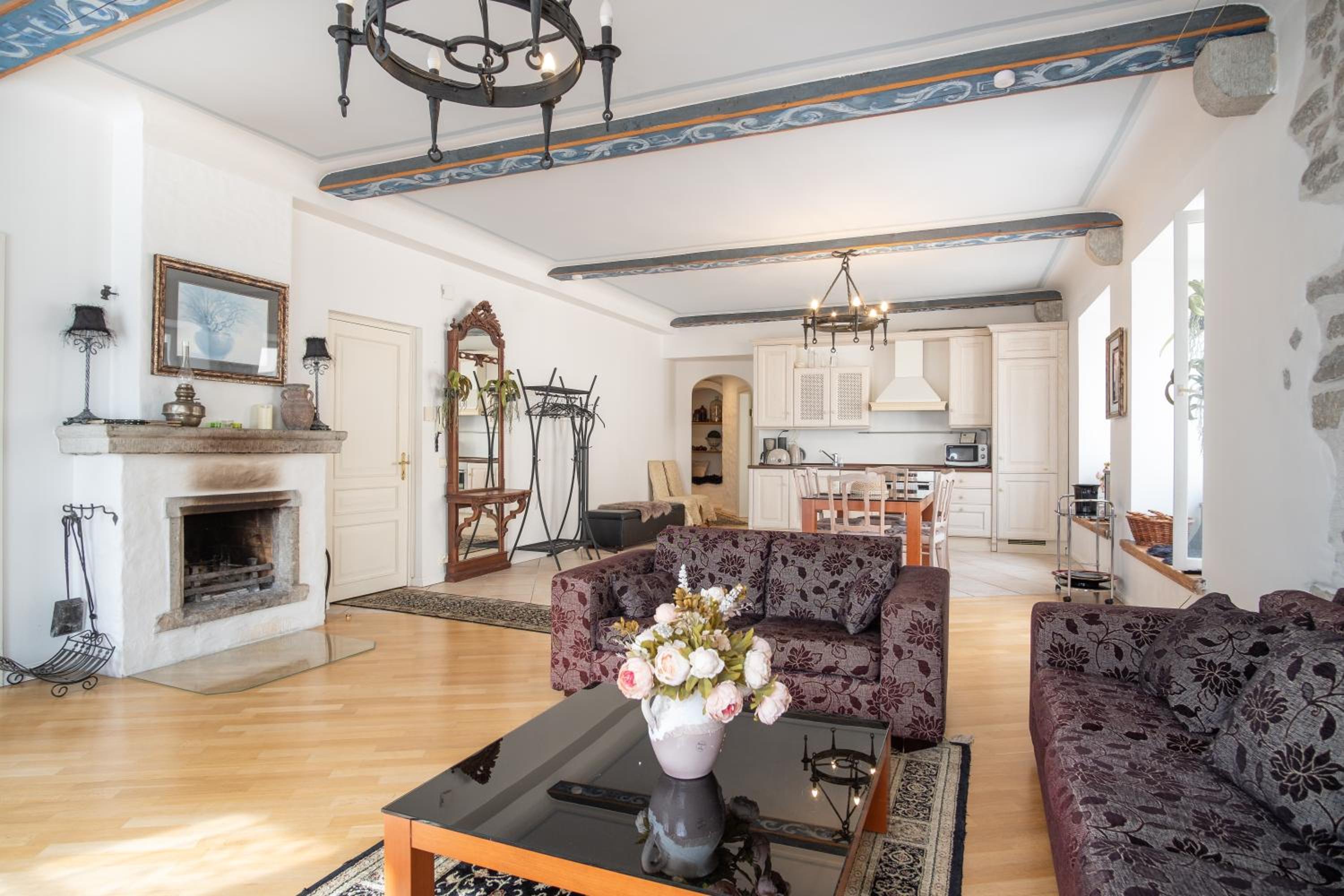 Hotel Dream Stay - Historical 3-Bedroom Apartment with Sauna & Fireplace - Image 1