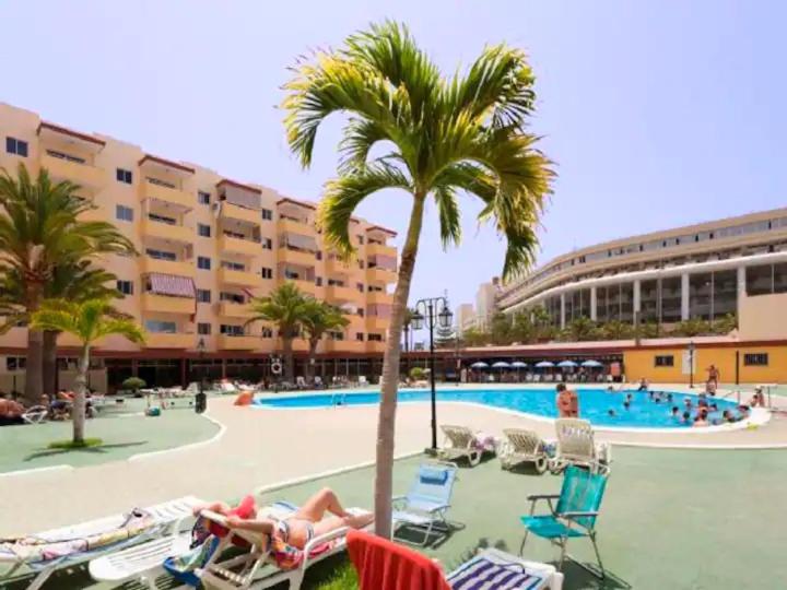 Luminoso y bonito apartamento con piscina en frente del mar
