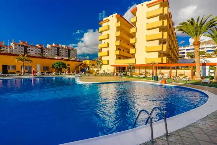 Luminoso y bonito apartamento con piscina en frente del mar