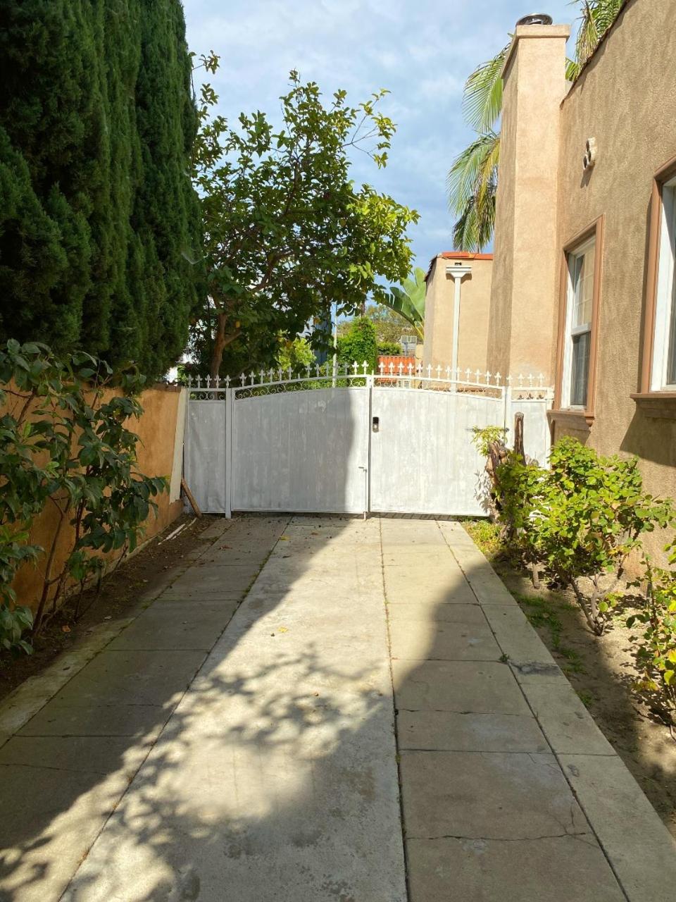 COZY 2 BEDROOM GUESTHOUSE IN BEVERLY HILLS