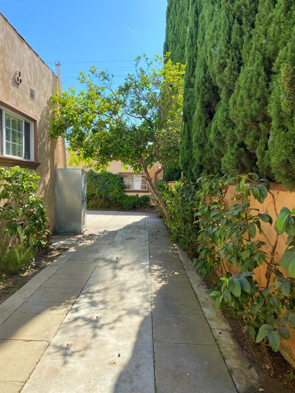 COZY 2 BEDROOM GUESTHOUSE IN BEVERLY HILLS