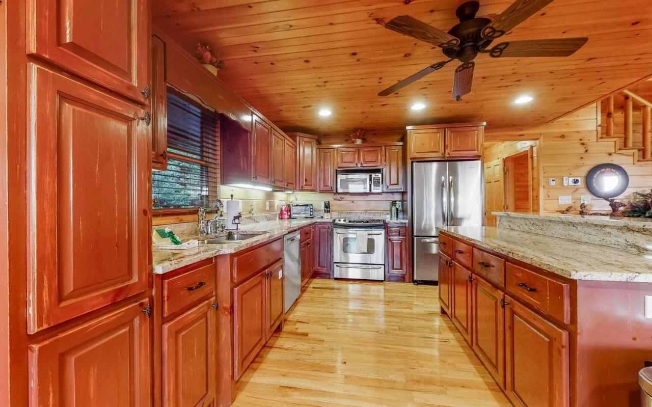 Amazing Mountain View -AMAZING LUXURY CABIN WITH LONG RANGE MOUNTAIN VIEWS AND FREE LOCAL ACTIVITIES view 4