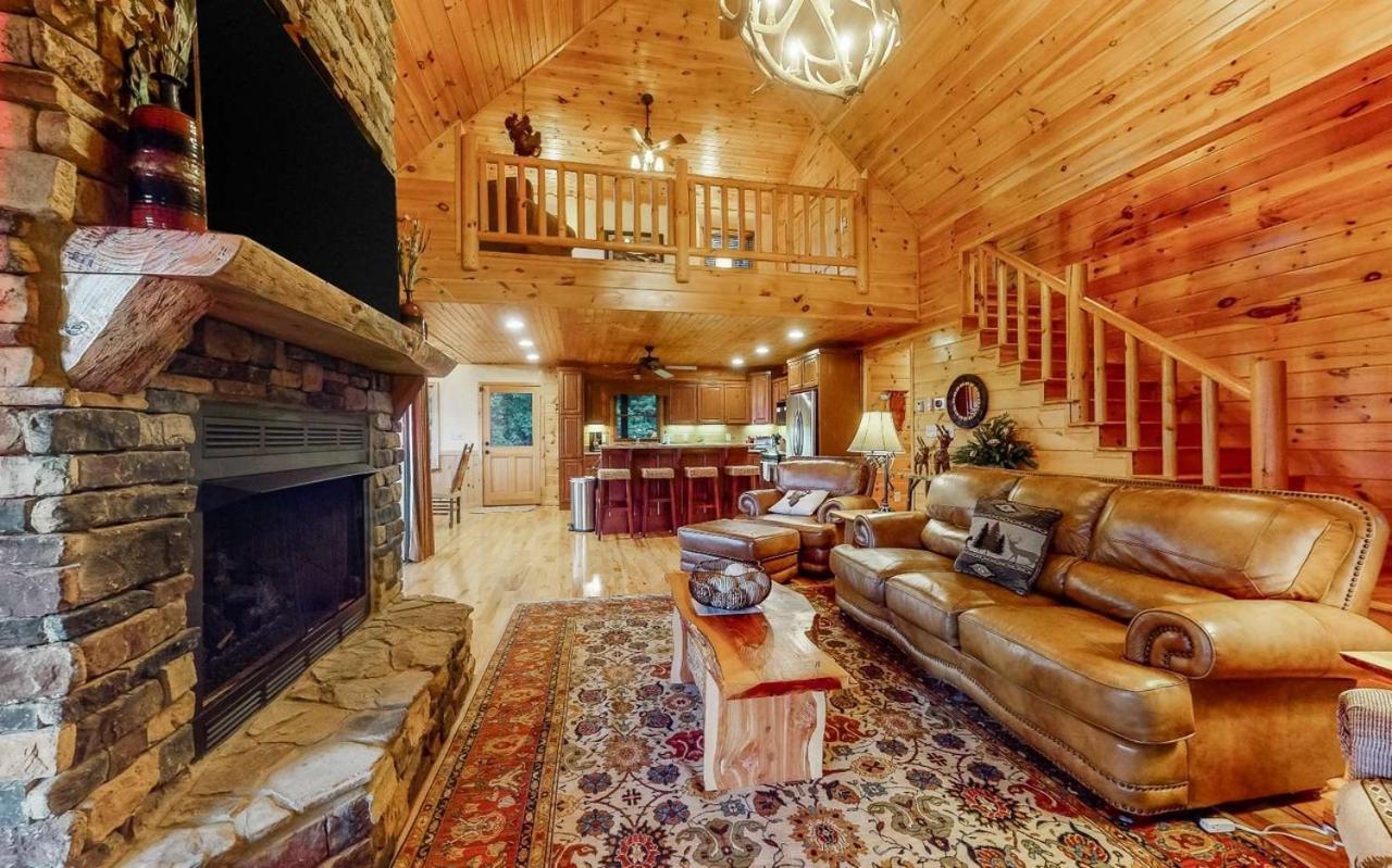 Amazing Mountain View -AMAZING LUXURY CABIN WITH LONG RANGE MOUNTAIN VIEWS AND FREE LOCAL ACTIVITIES view 2
