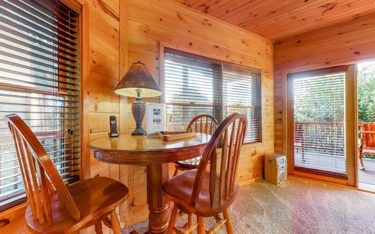 Amazing Mountain View -AMAZING LUXURY CABIN WITH LONG RANGE MOUNTAIN VIEWS AND FREE LOCAL ACTIVITIES view 3