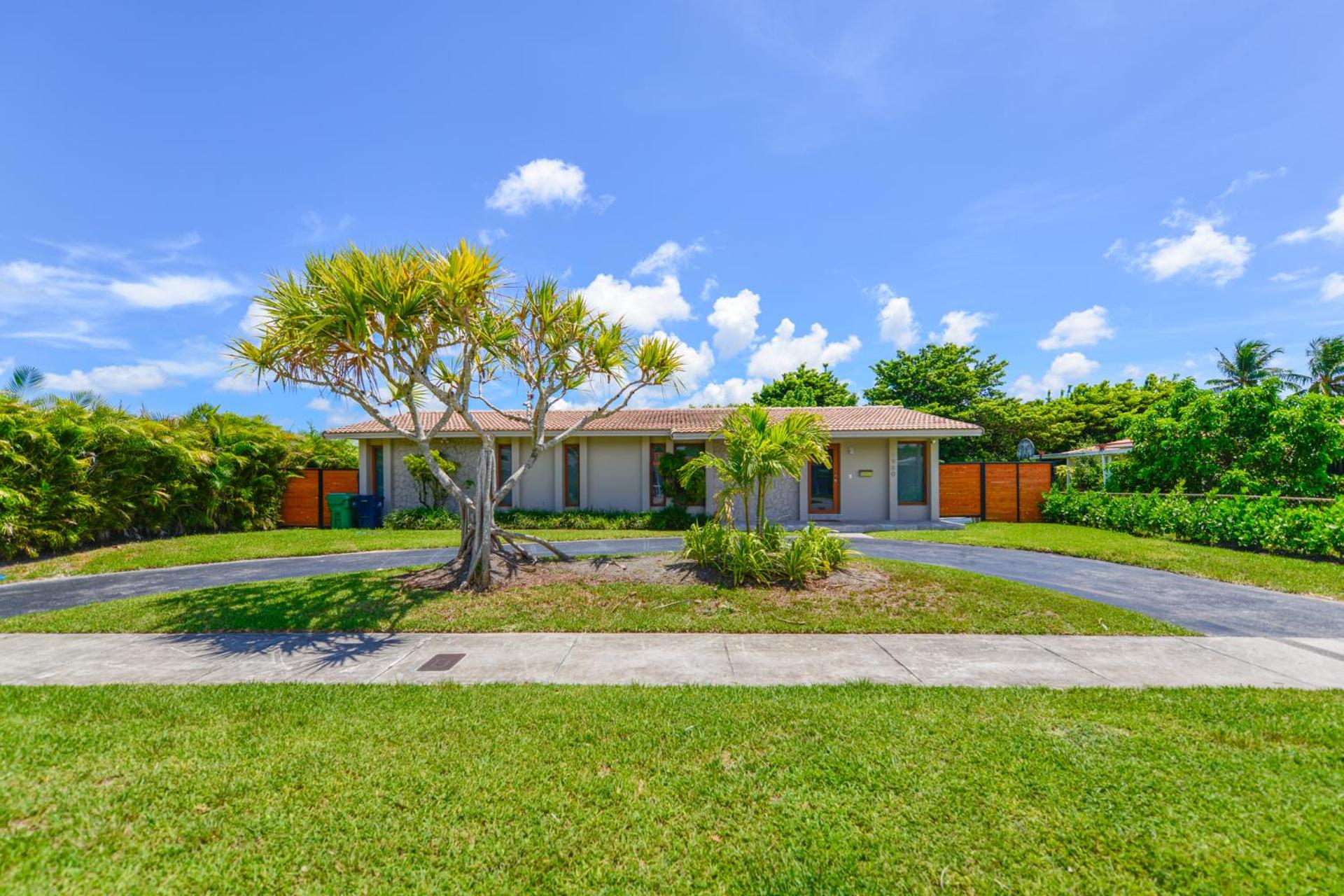 Family-Friendly 4BR House with Pool in Westchester Miami