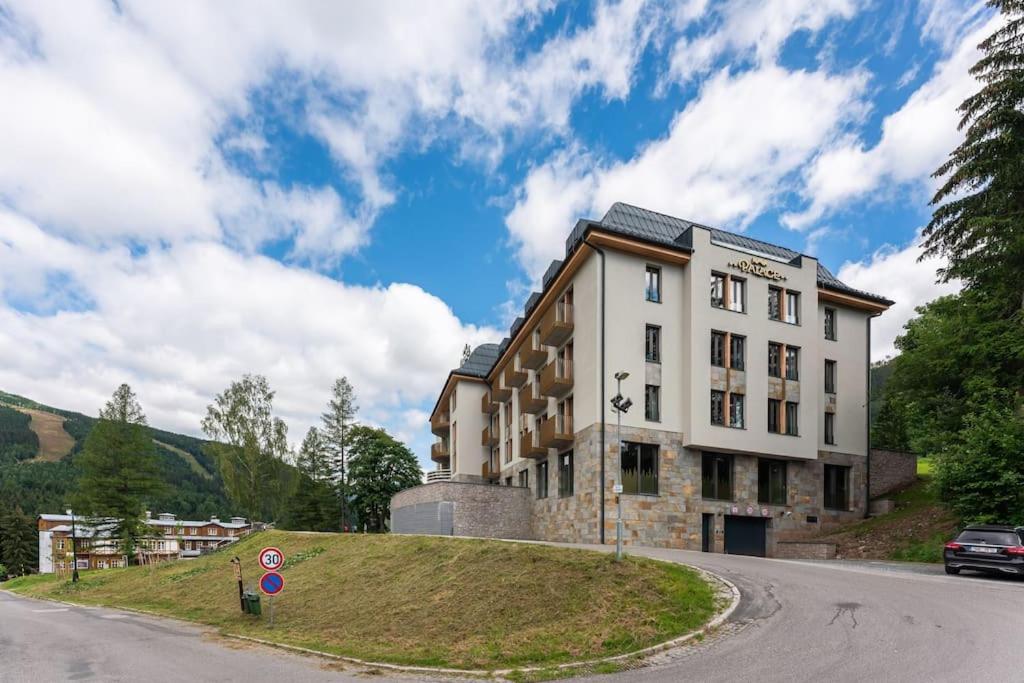 Residence Koubek - Útulný apartmán s výhledem a parkováním