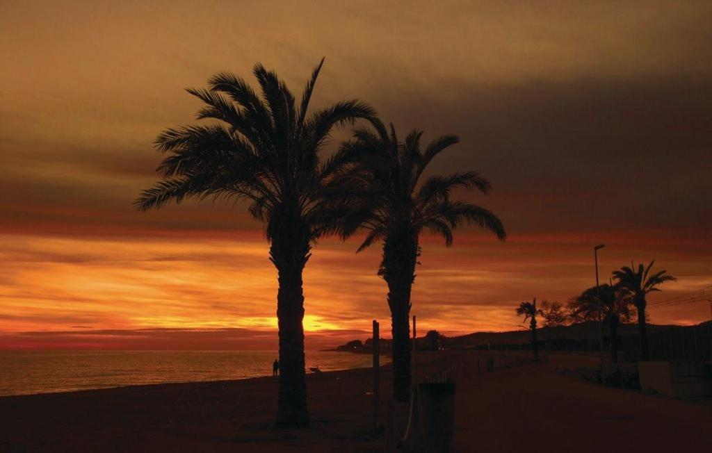 Luminoso y bonito apartamento con piscina en frente del mar