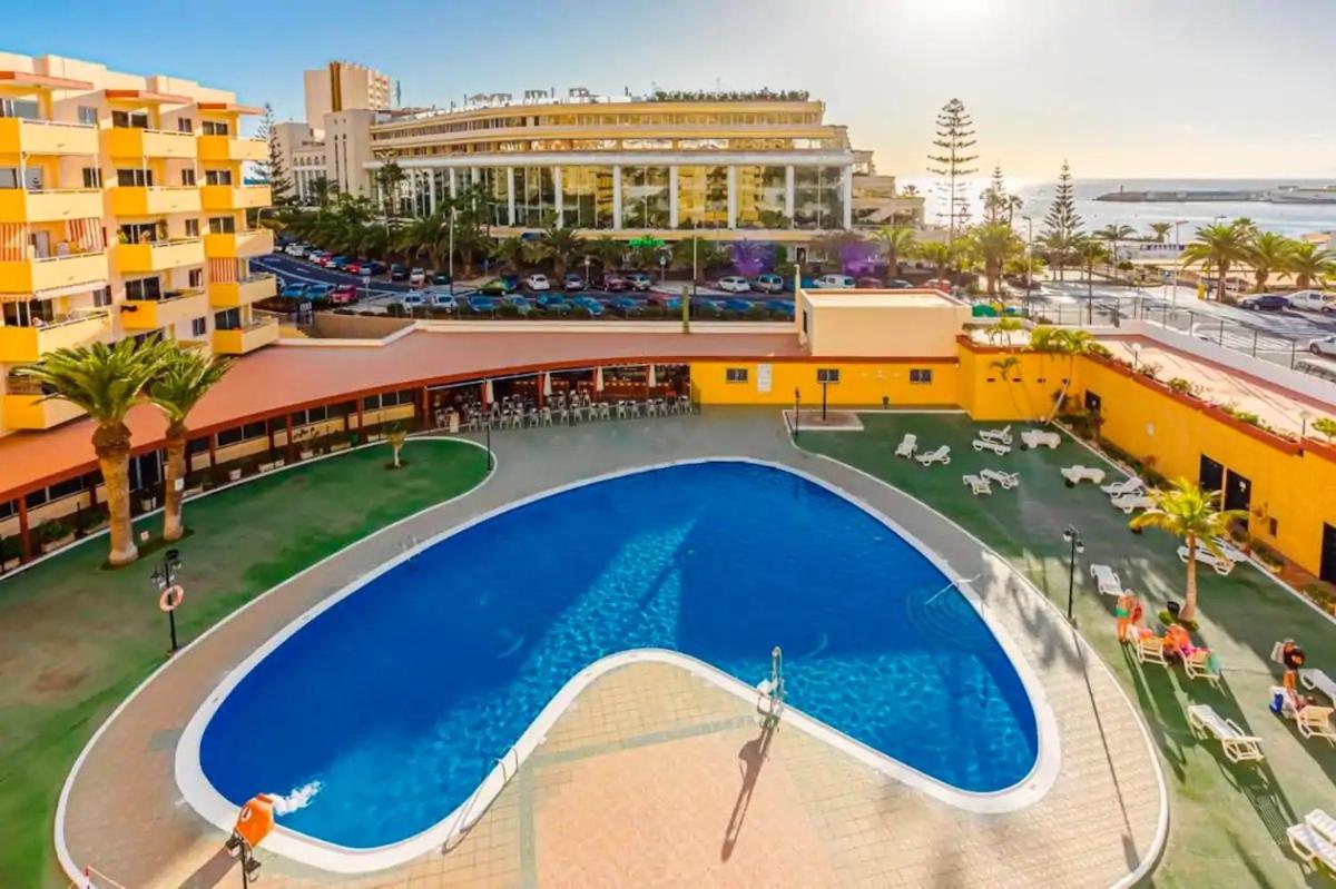 Luminoso y bonito apartamento con piscina en frente del mar