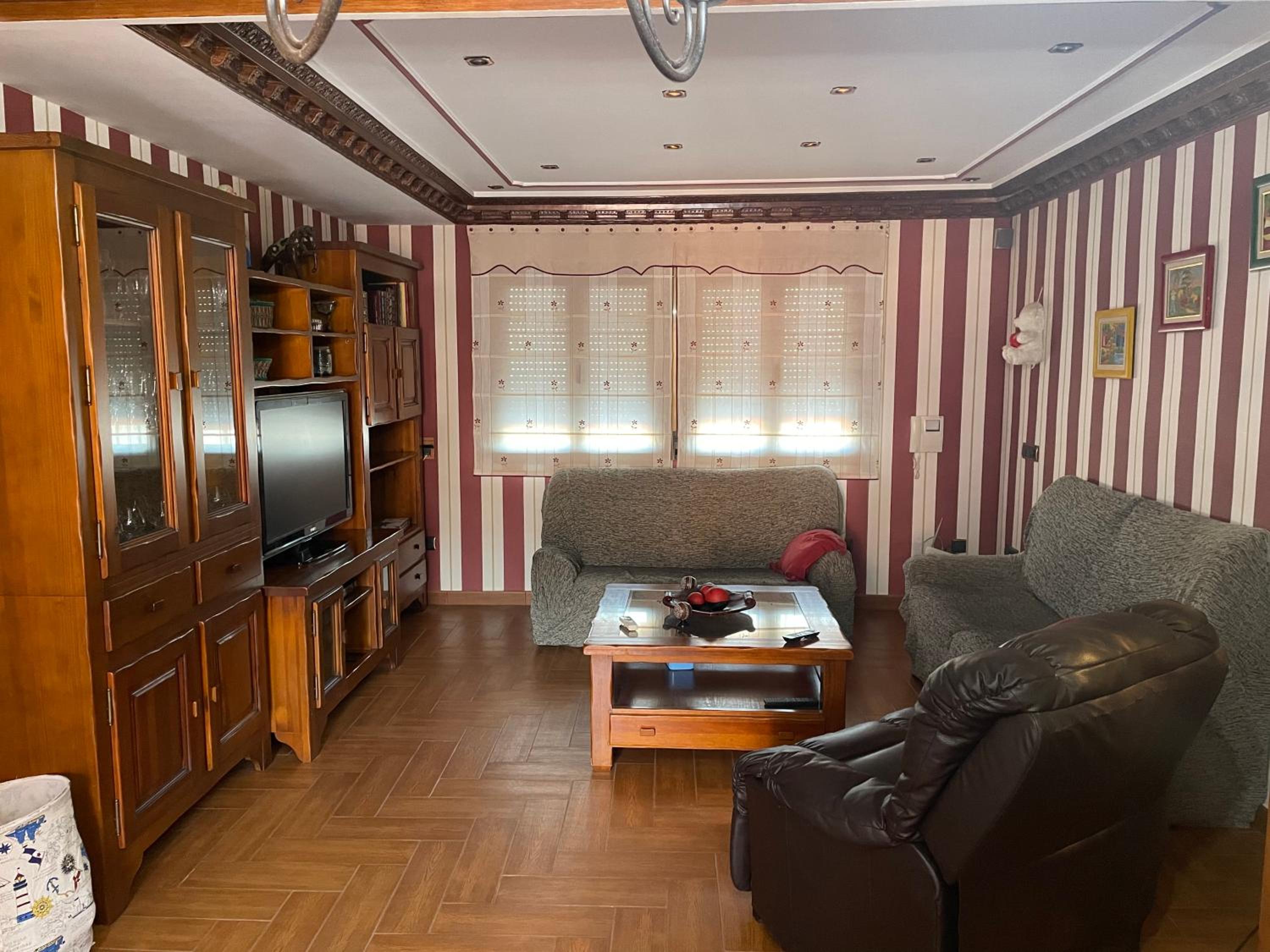 Casa espaciosa con sala de juntas