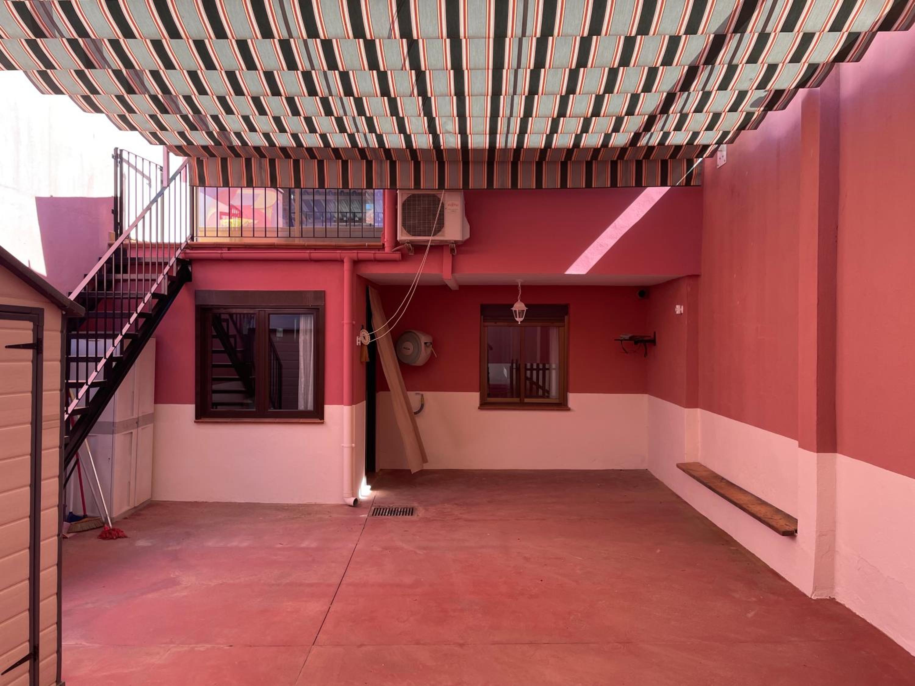 Casa espaciosa con sala de juntas