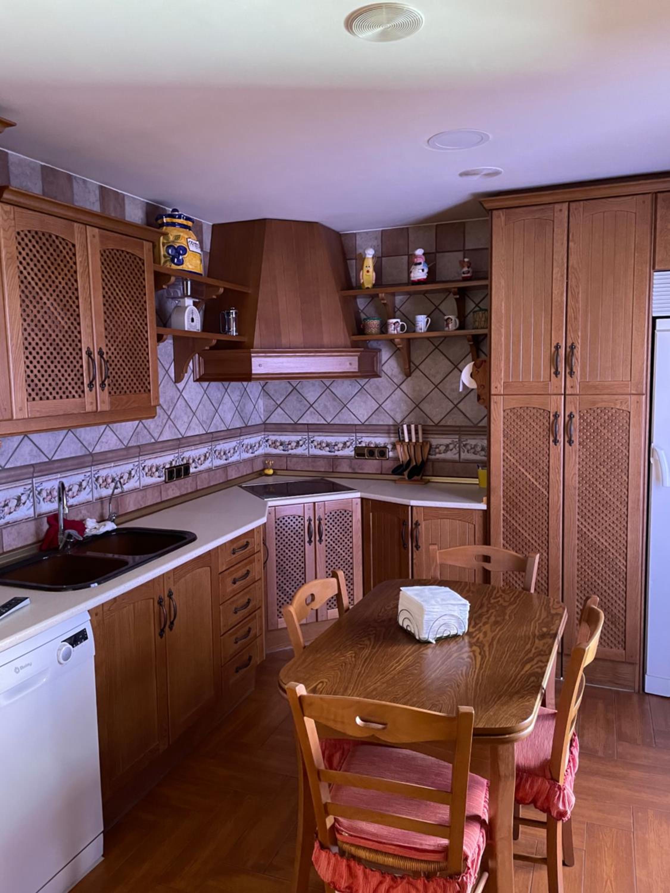 Casa espaciosa con sala de juntas