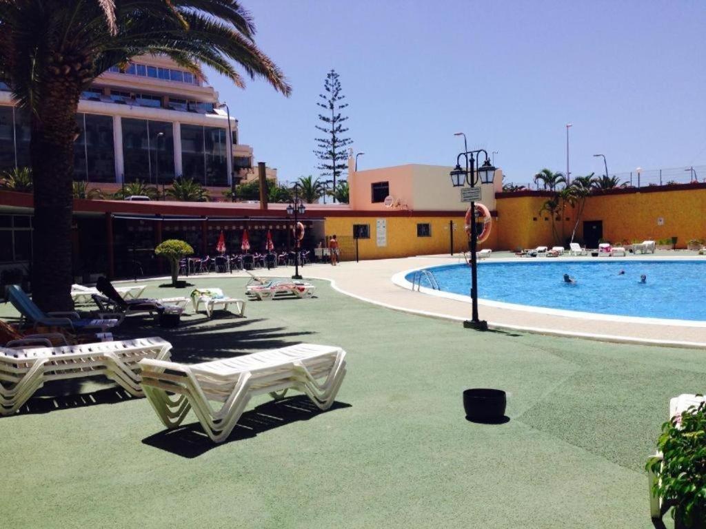 Luminoso y bonito apartamento con piscina en frente del mar