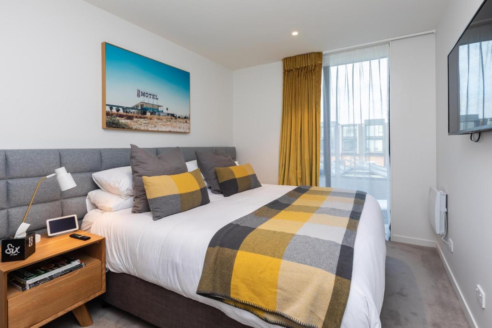 URBAN RETREAT -Architectural award winning 2BM 2bath - Free parking! view 3