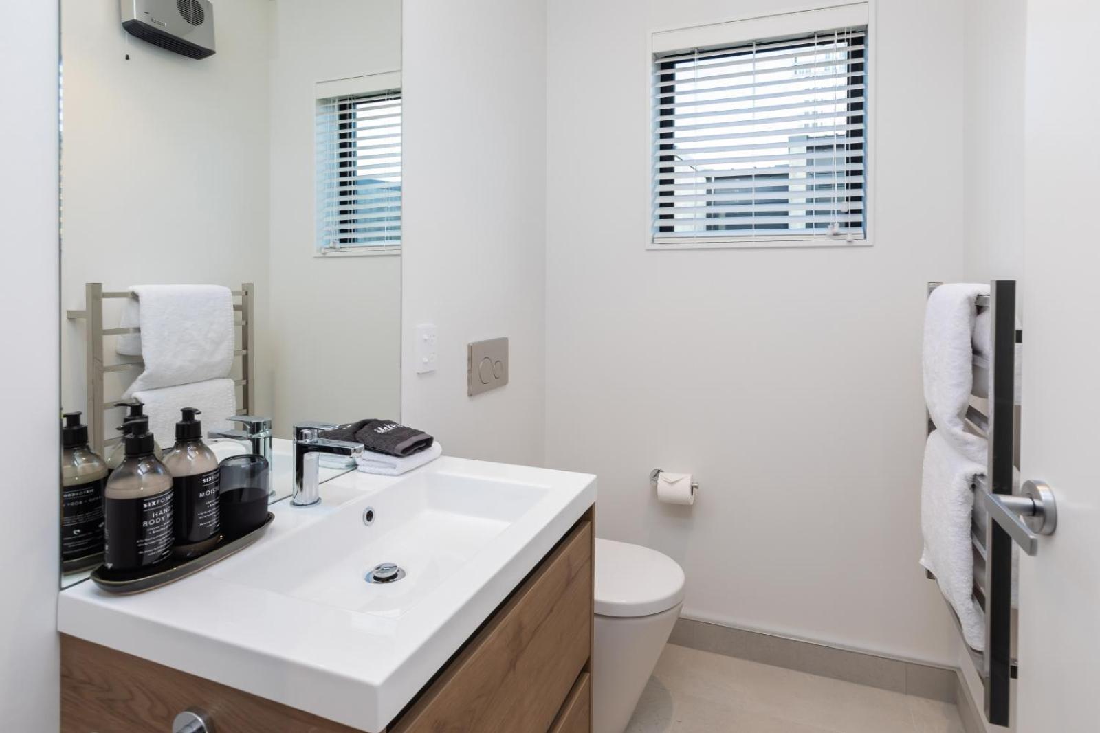 URBAN RETREAT -Architectural award winning 2BM 2bath - Free parking! view 4