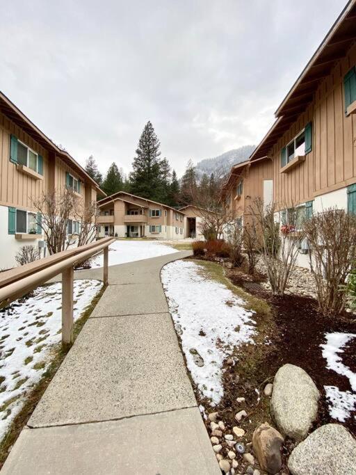 Hotel Walk to Downtown Leavenworth * Sleeps 6 + Pets * Ground Level Gem! - Image 1