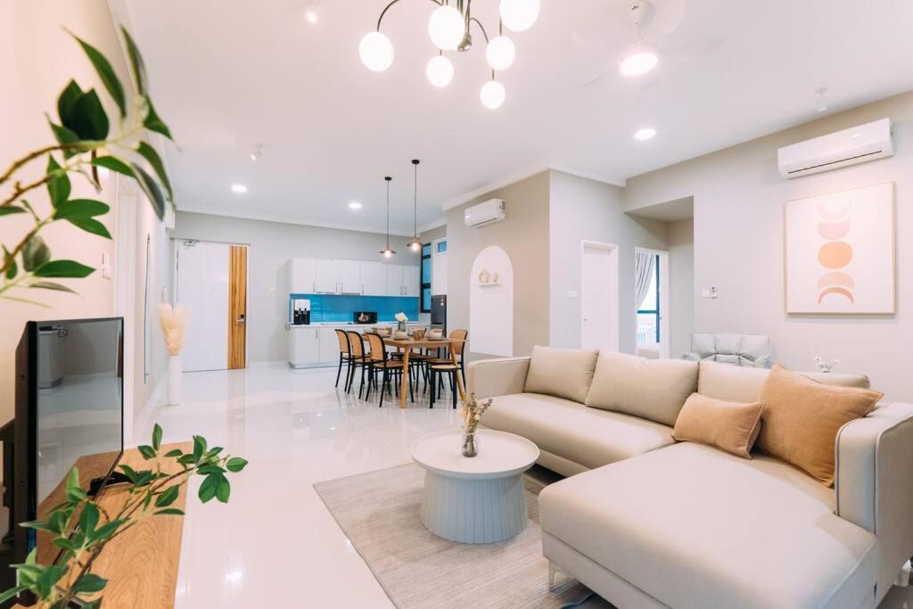 NEW! French Style 3BR 8pax Mytown Sunway Velocity
