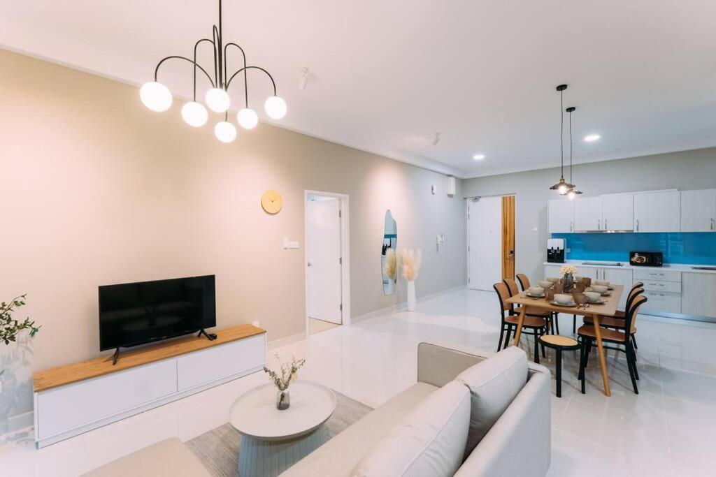 NEW! French Style 3BR 8pax Mytown Sunway Velocity