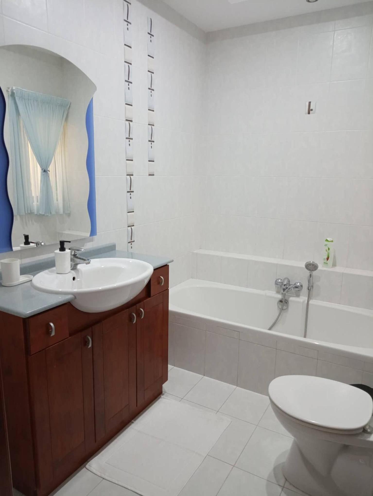 3 Bed Modern Air-conditioned Apartment with Roof Terrace - Ample Parking view 3