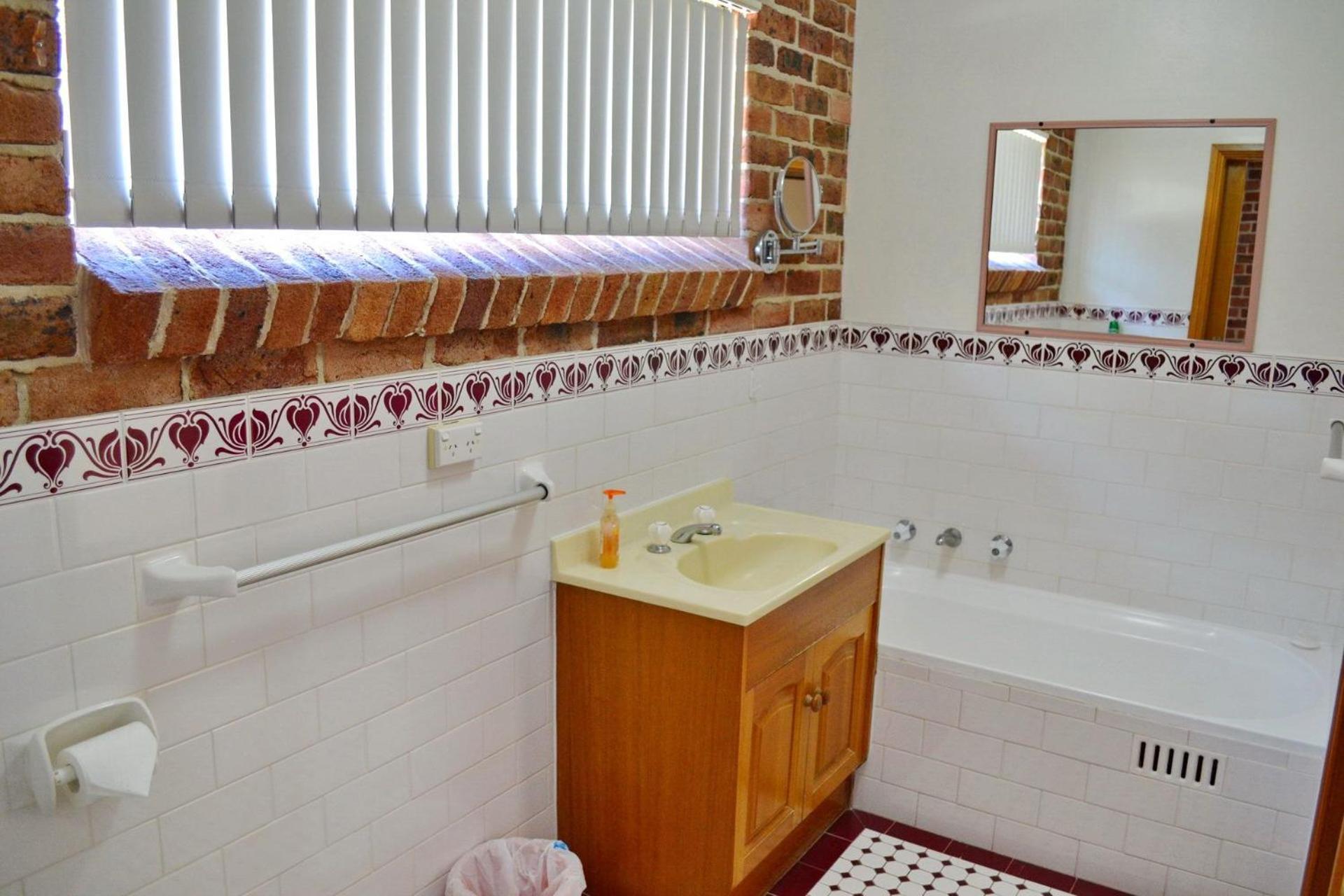 Birchgrove Terrace 1 - Bring your own linen