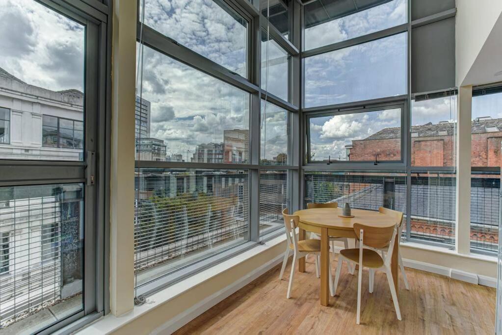 1 Bed NQ Penthouse Panoramic Views photo 3