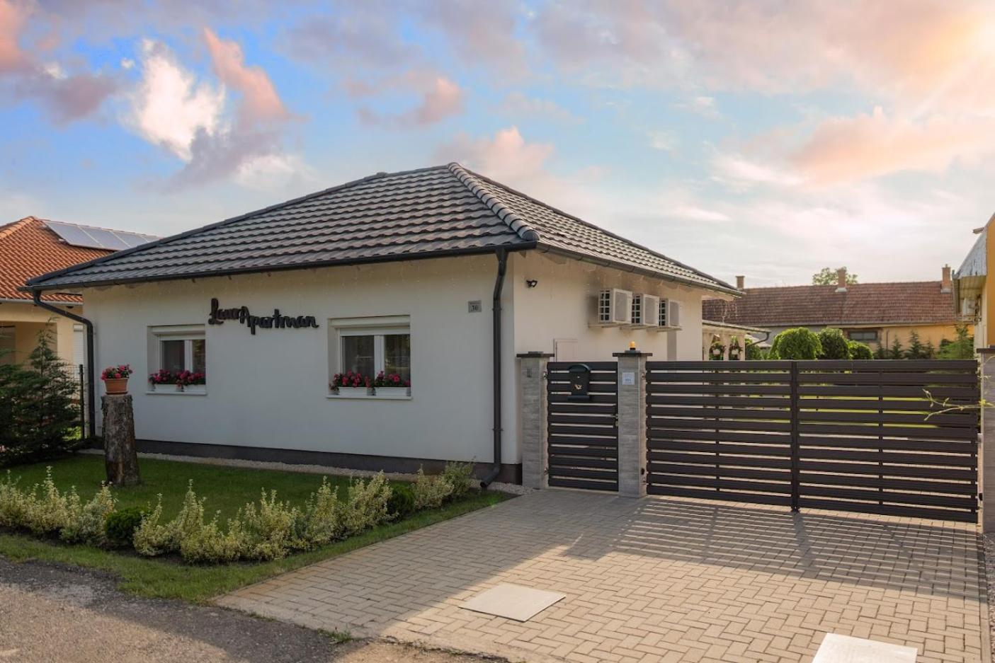 Hotel LaurApartman - Image 1