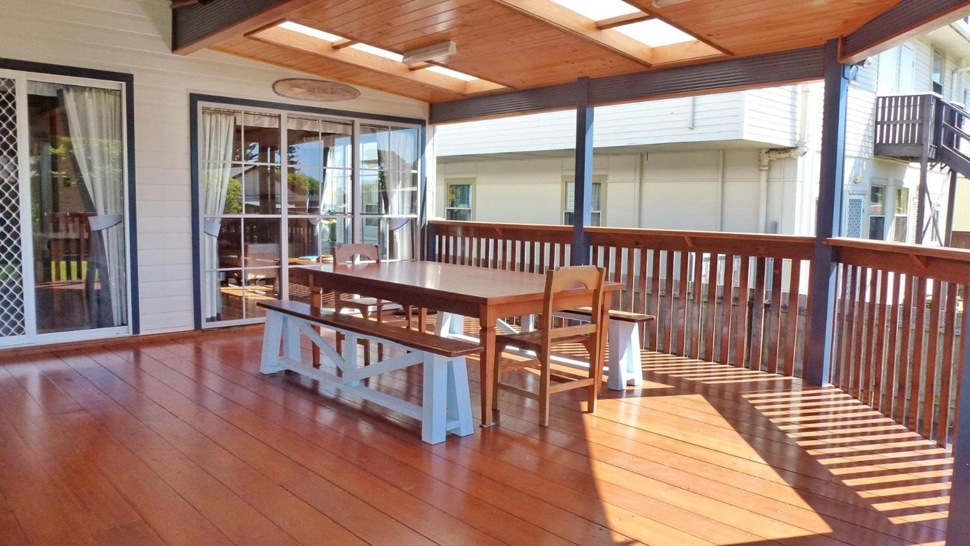 Mistys Beachside Cottage - Bring your own linen. view 3