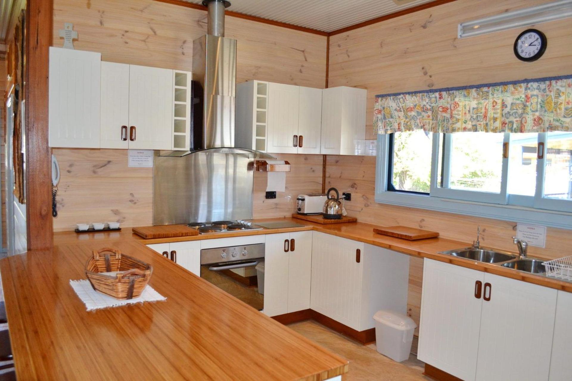 Mistys Beachside Cottage - Bring your own linen. view 5