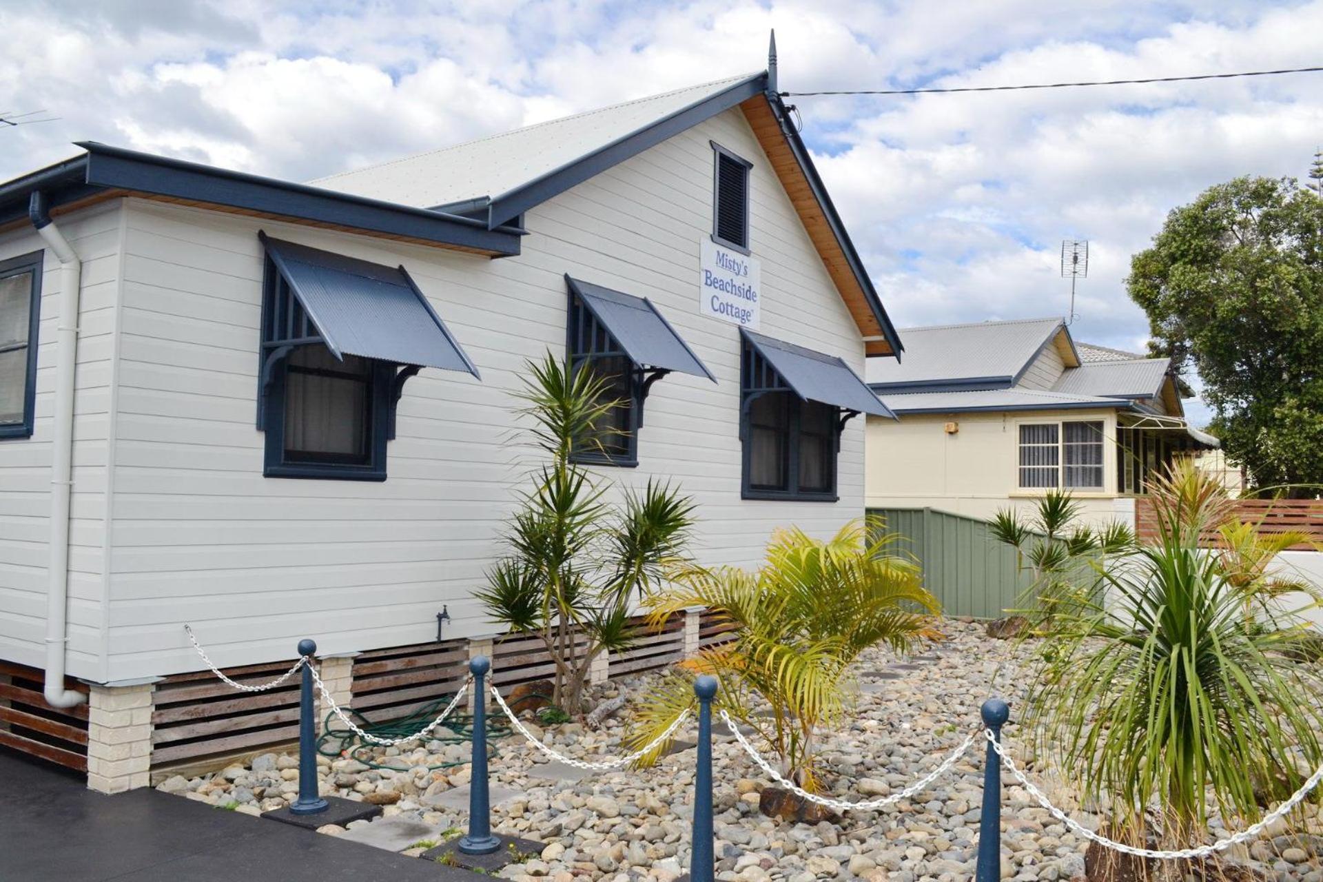 Mistys Beachside Cottage - Bring your own linen. view 2