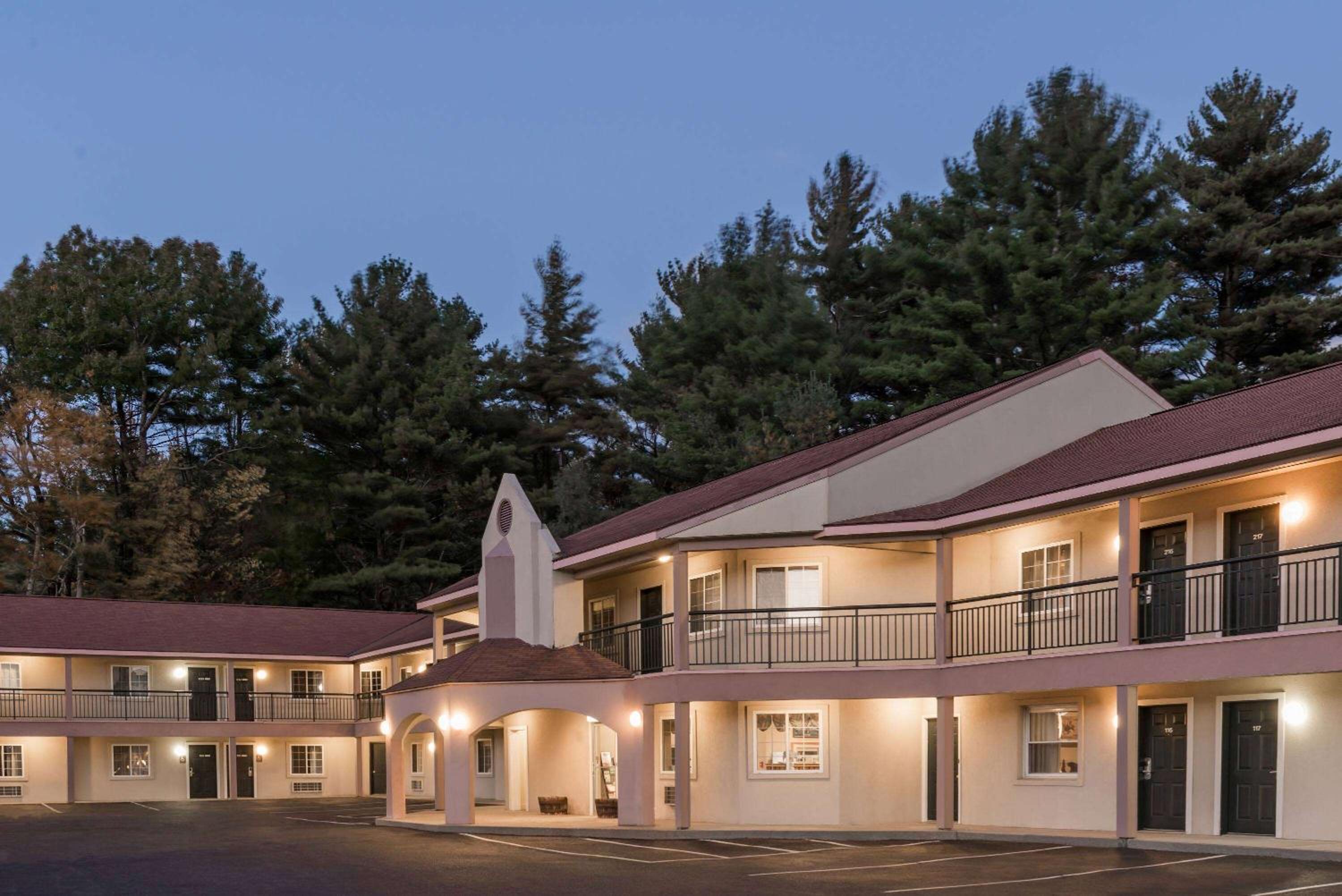 Howard Johnson by Wyndham Lenox view 2