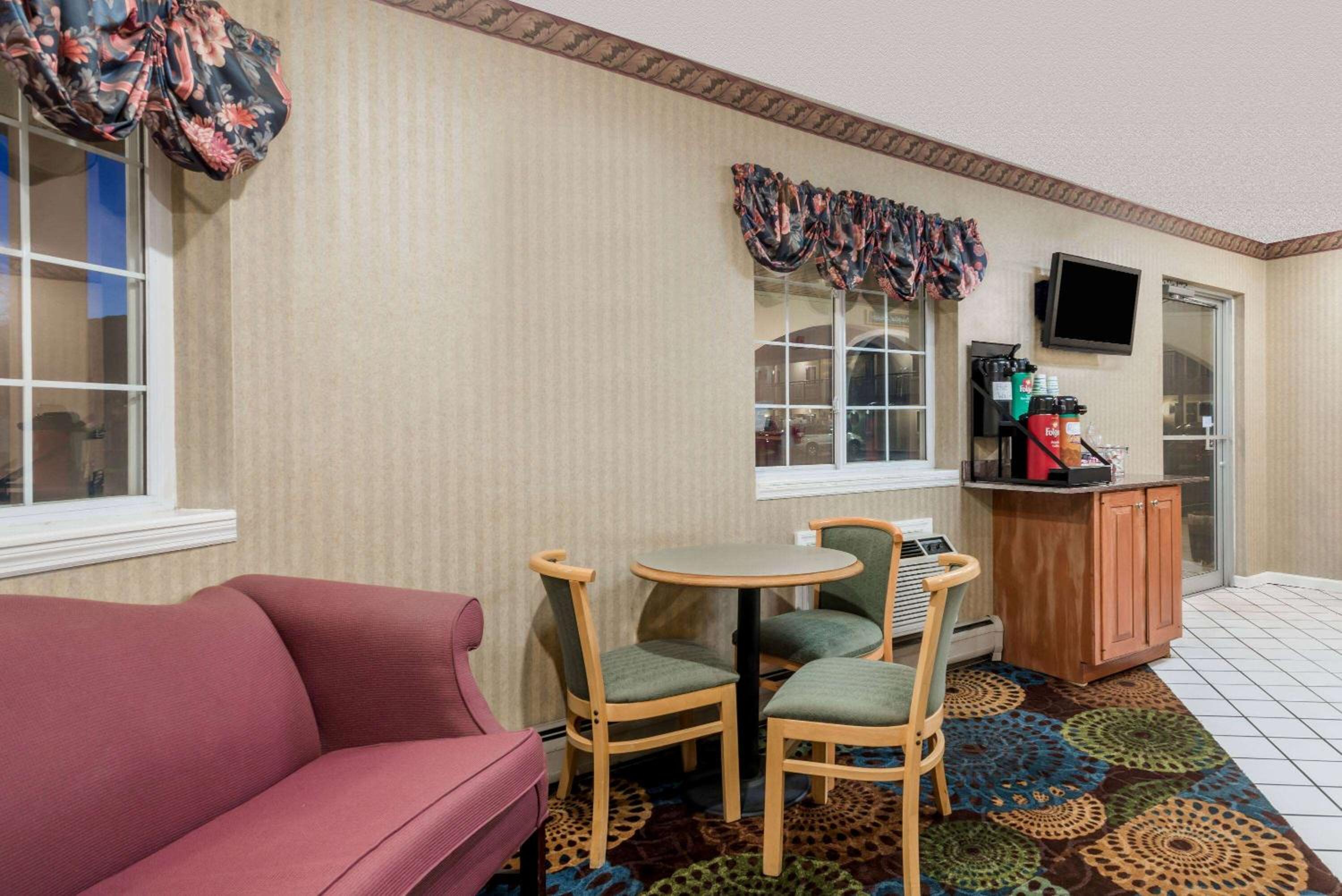 Howard Johnson by Wyndham Lenox view 3