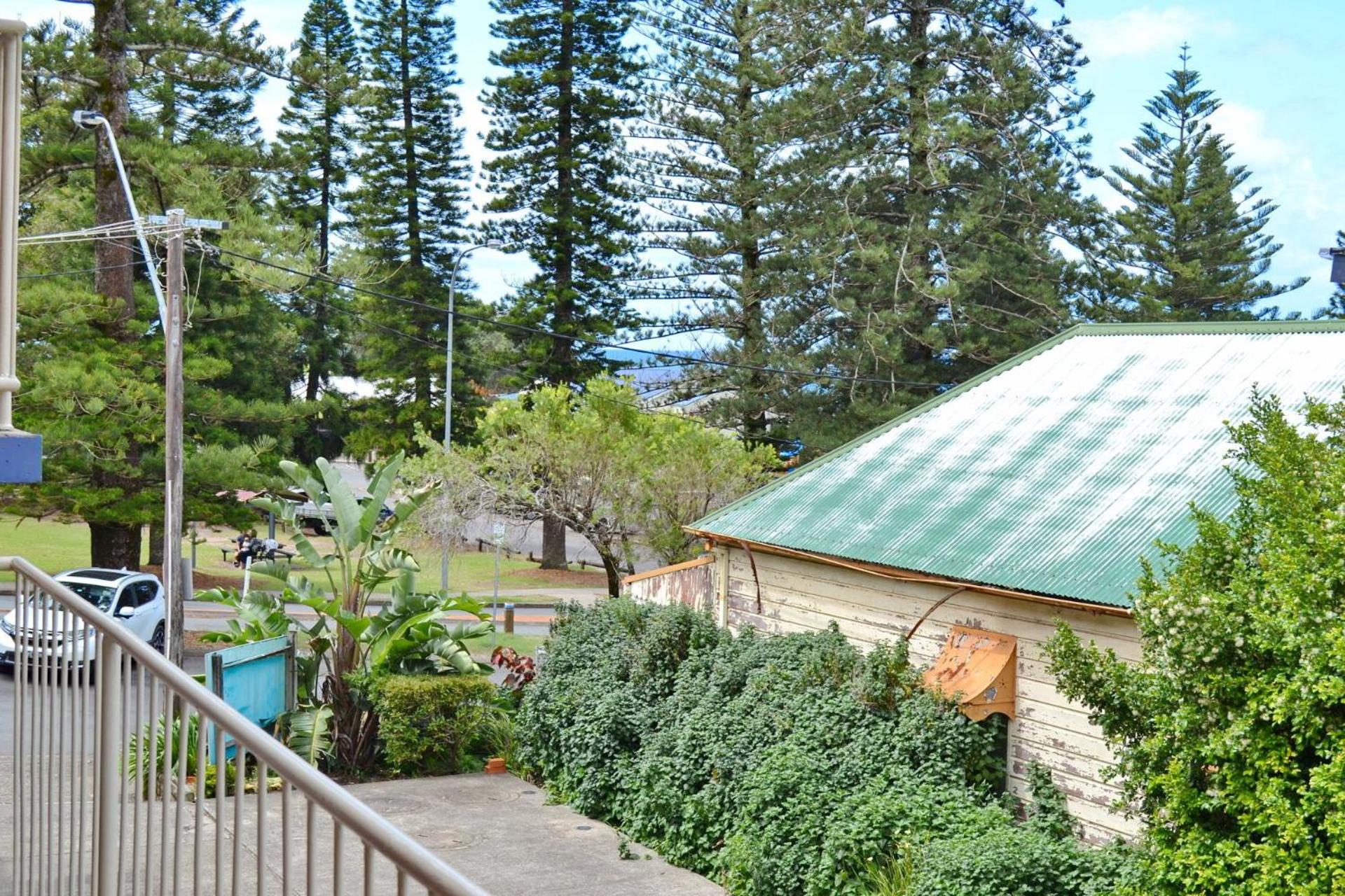Traveller's Palms 7 - Bring your own linen. view 2