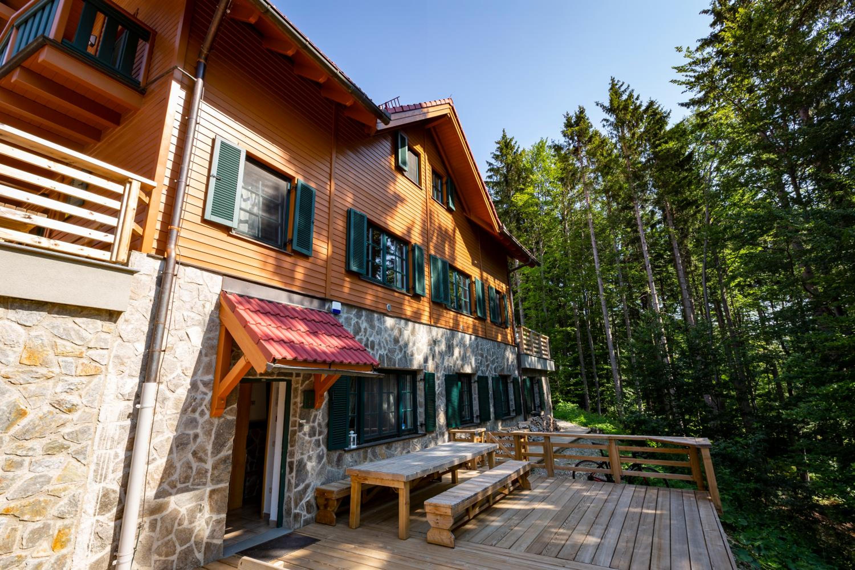 Prijeten sončen apartma v objemu Pohorja view 2