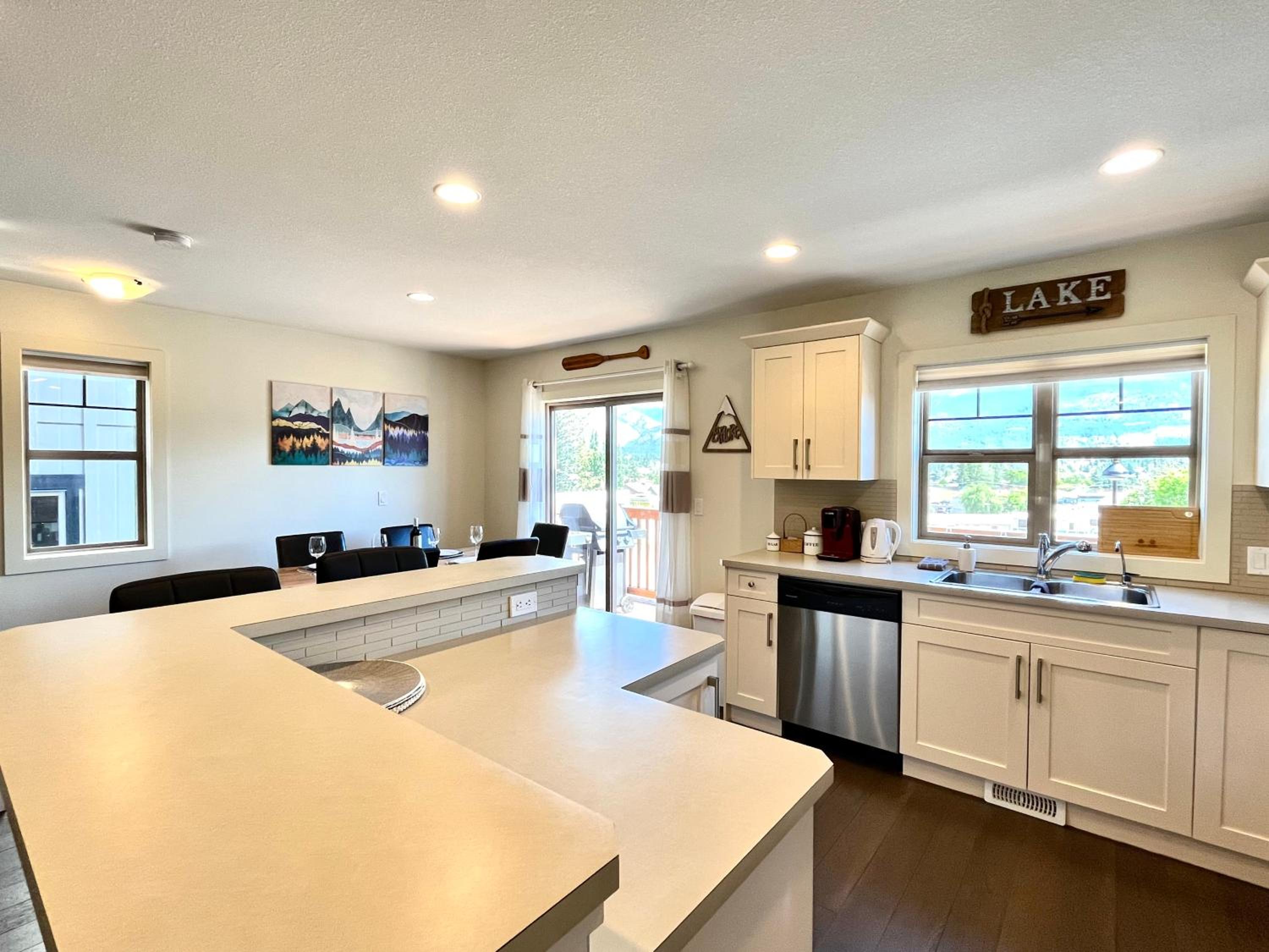 Perfect base Invermere 3bd townhouse mt views with garage