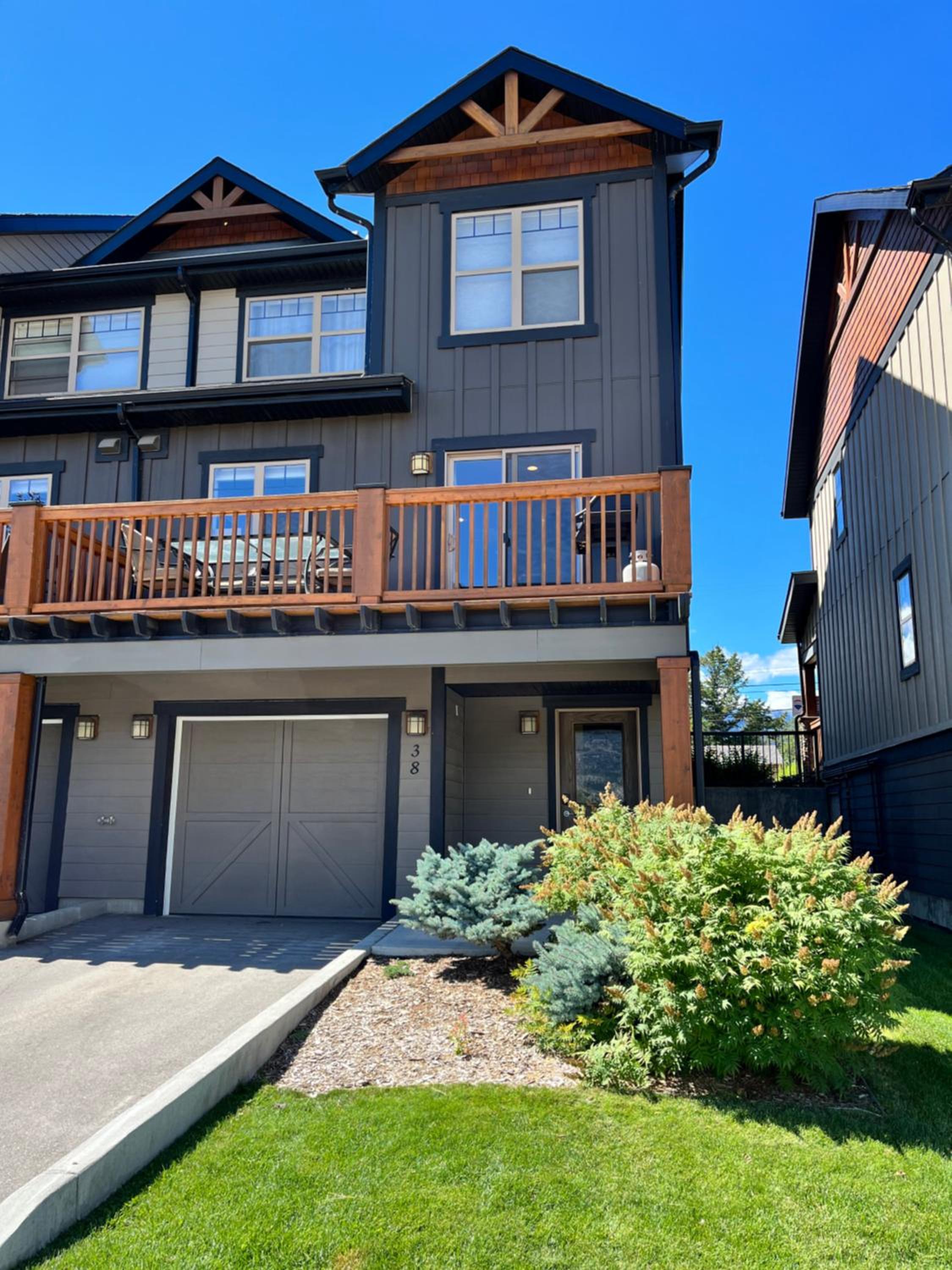 Perfect base Invermere 3bd townhouse mt views with garage