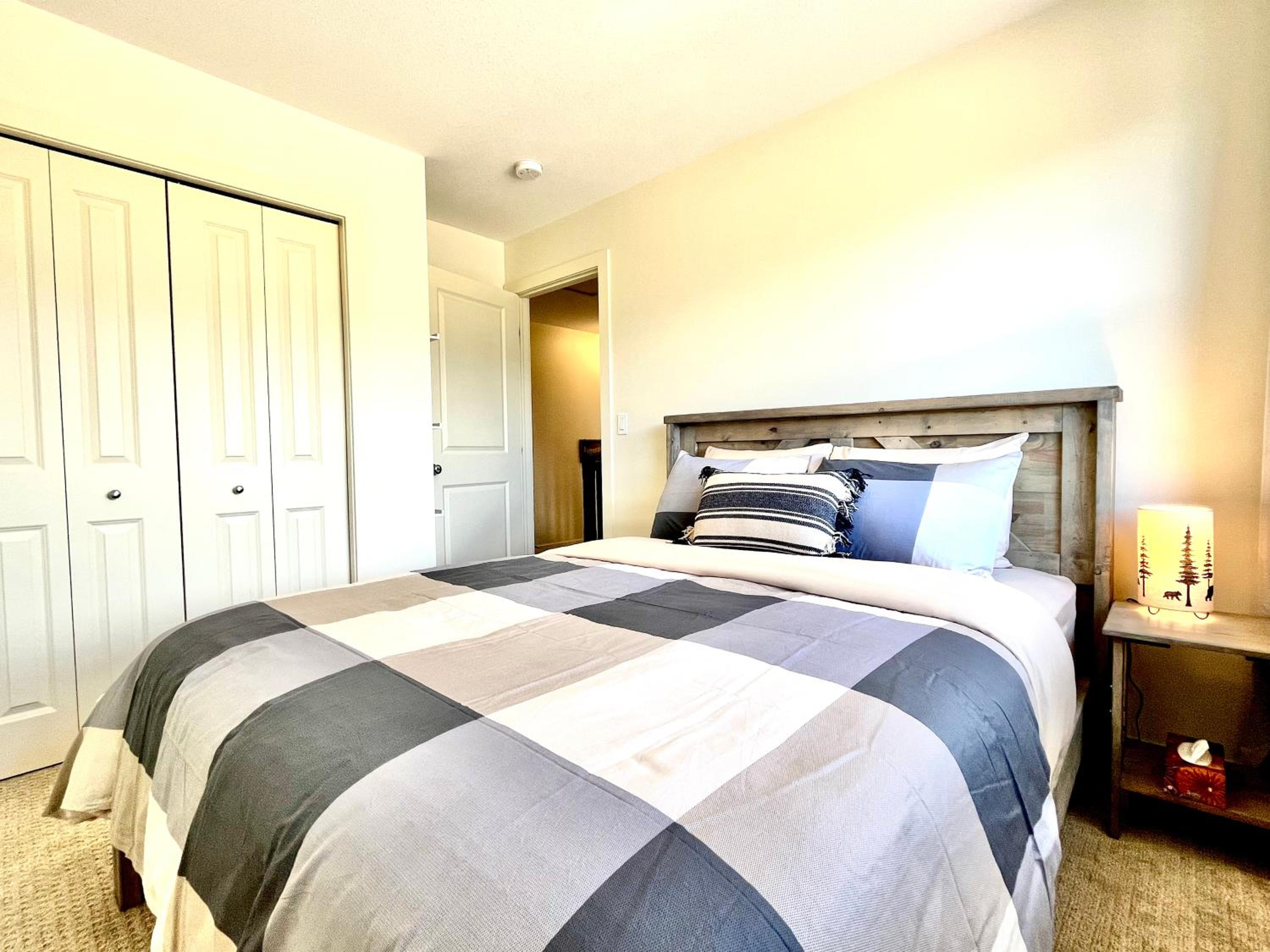 Perfect base Invermere 3bd townhouse mt views with garage