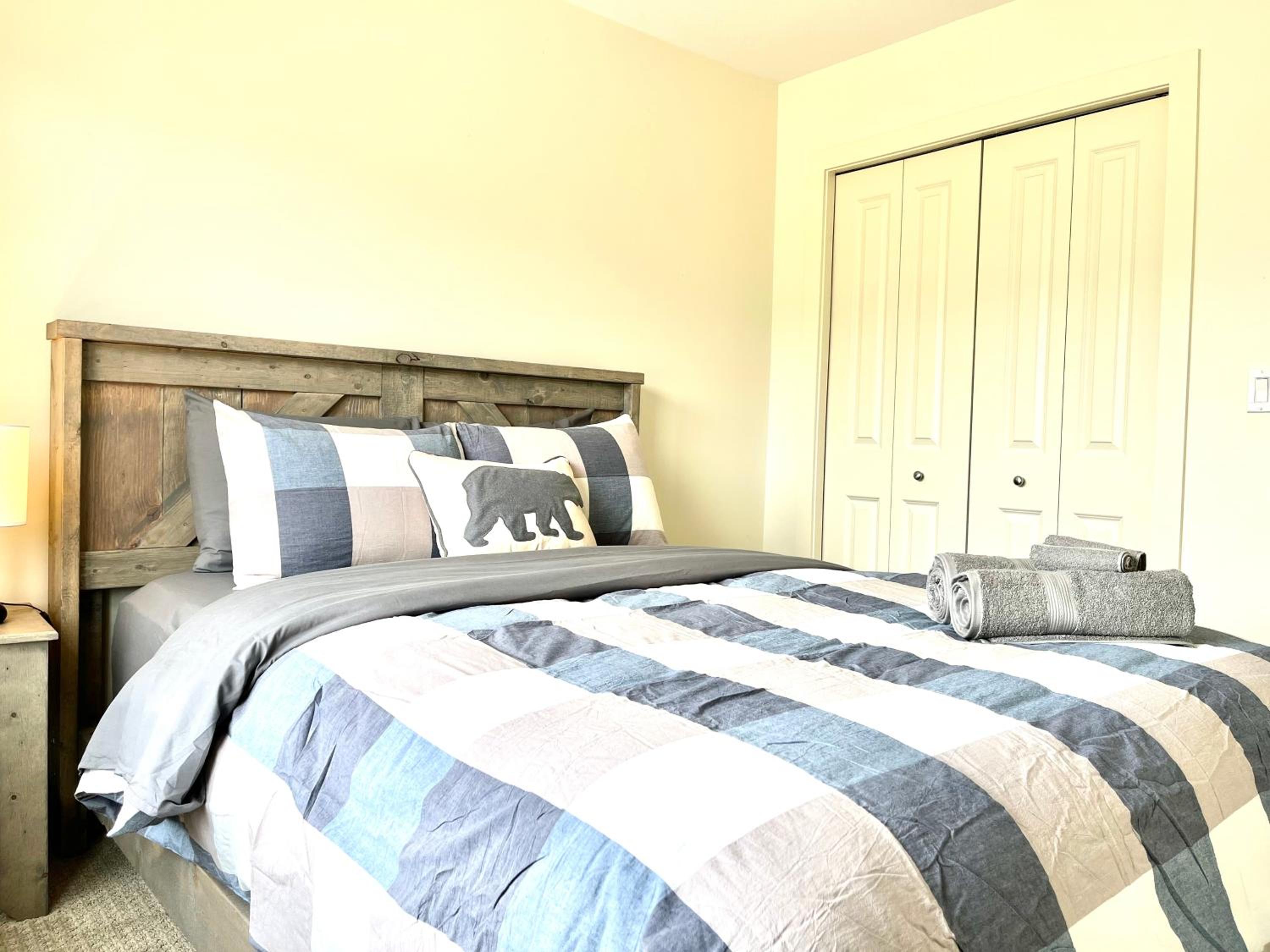 Perfect base Invermere 3bd townhouse mt views with garage