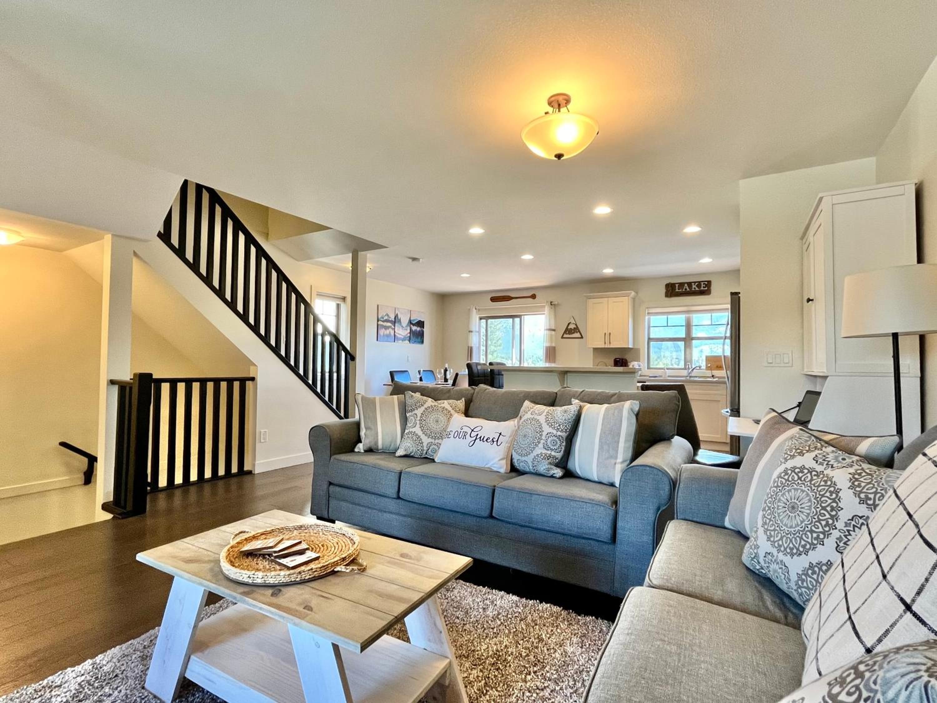 Perfect base Invermere 3bd townhouse mt views with garage