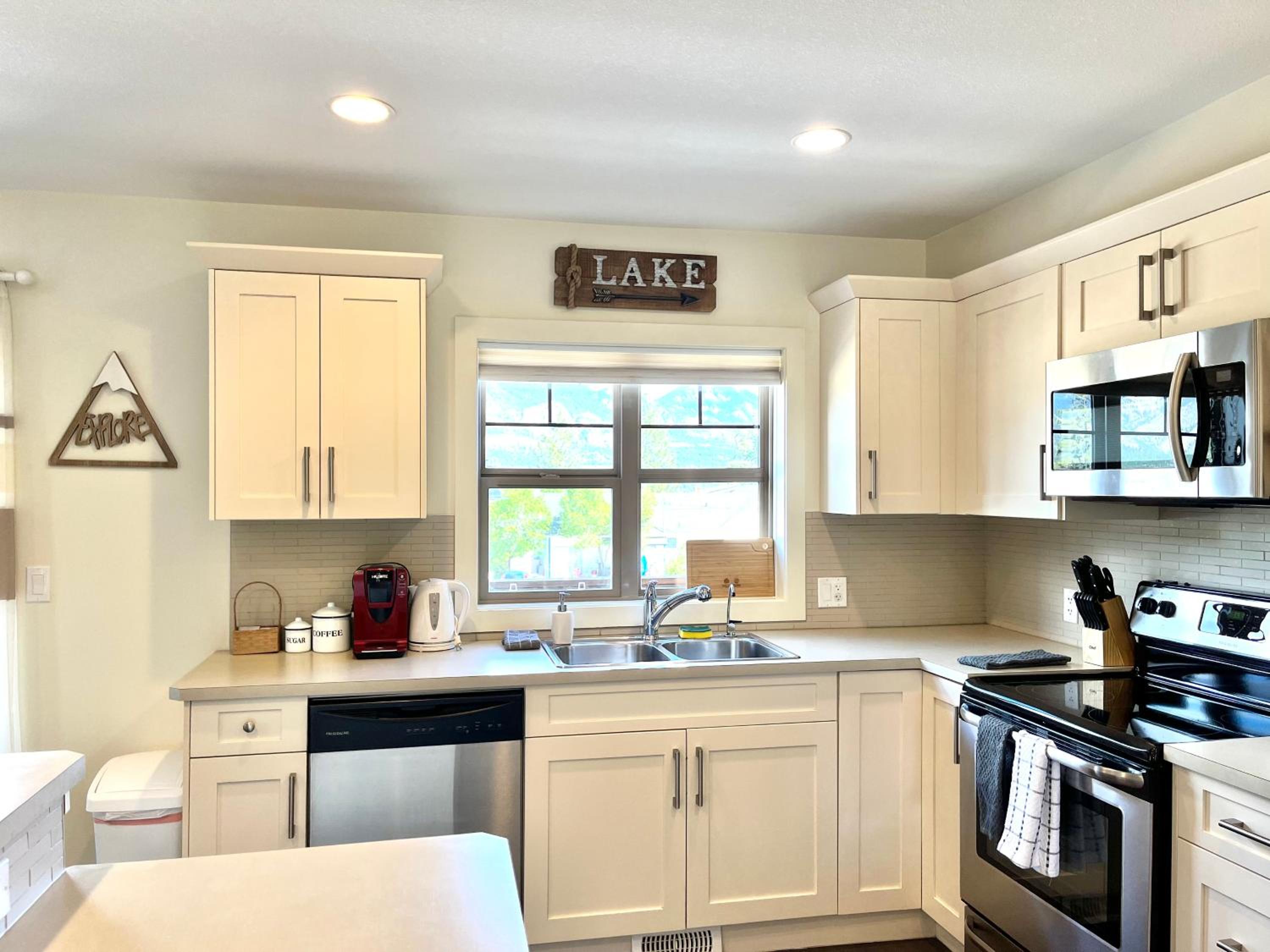 Perfect base Invermere 3bd townhouse mt views with garage