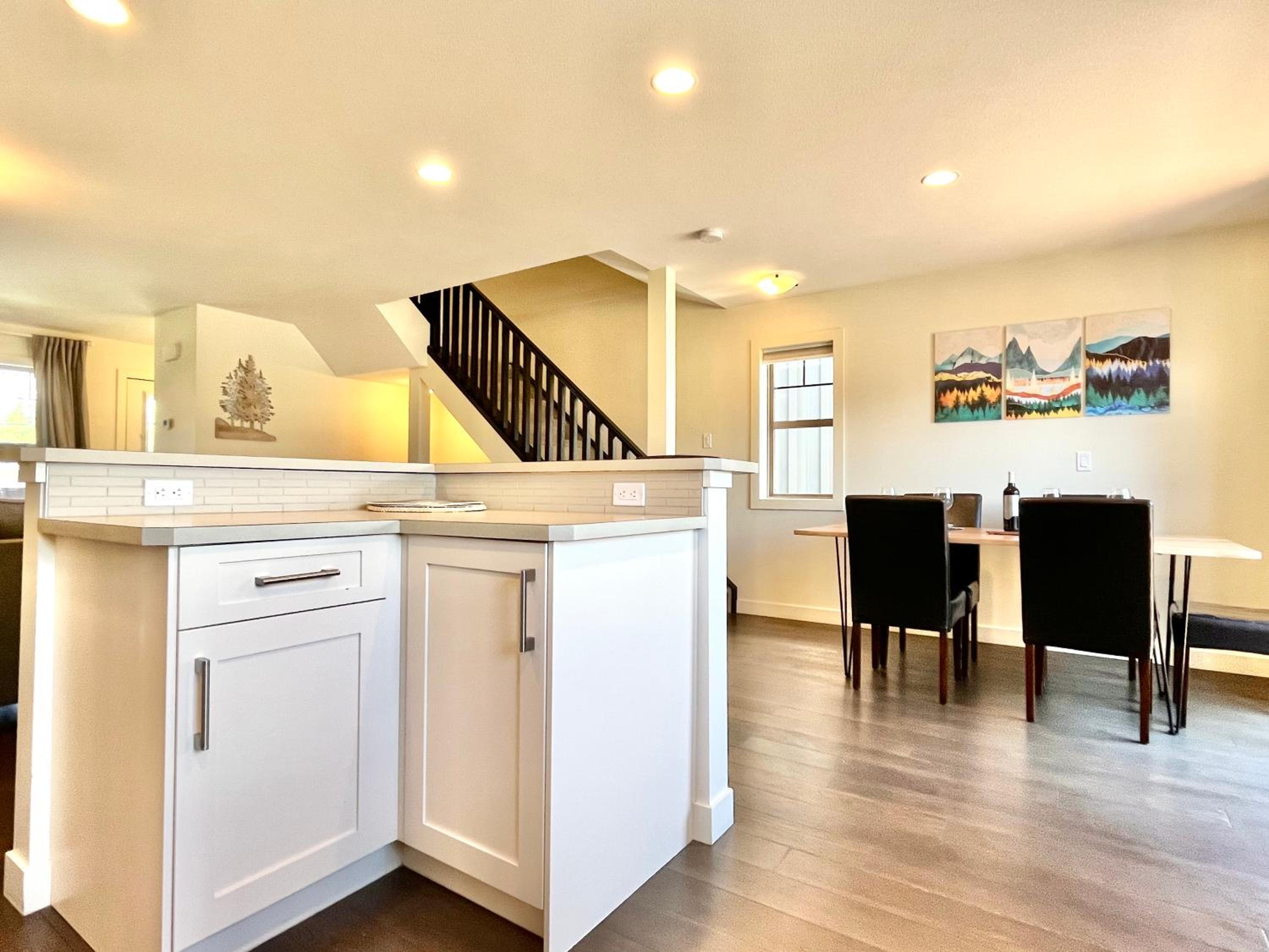 Perfect base Invermere 3bd townhouse mt views with garage