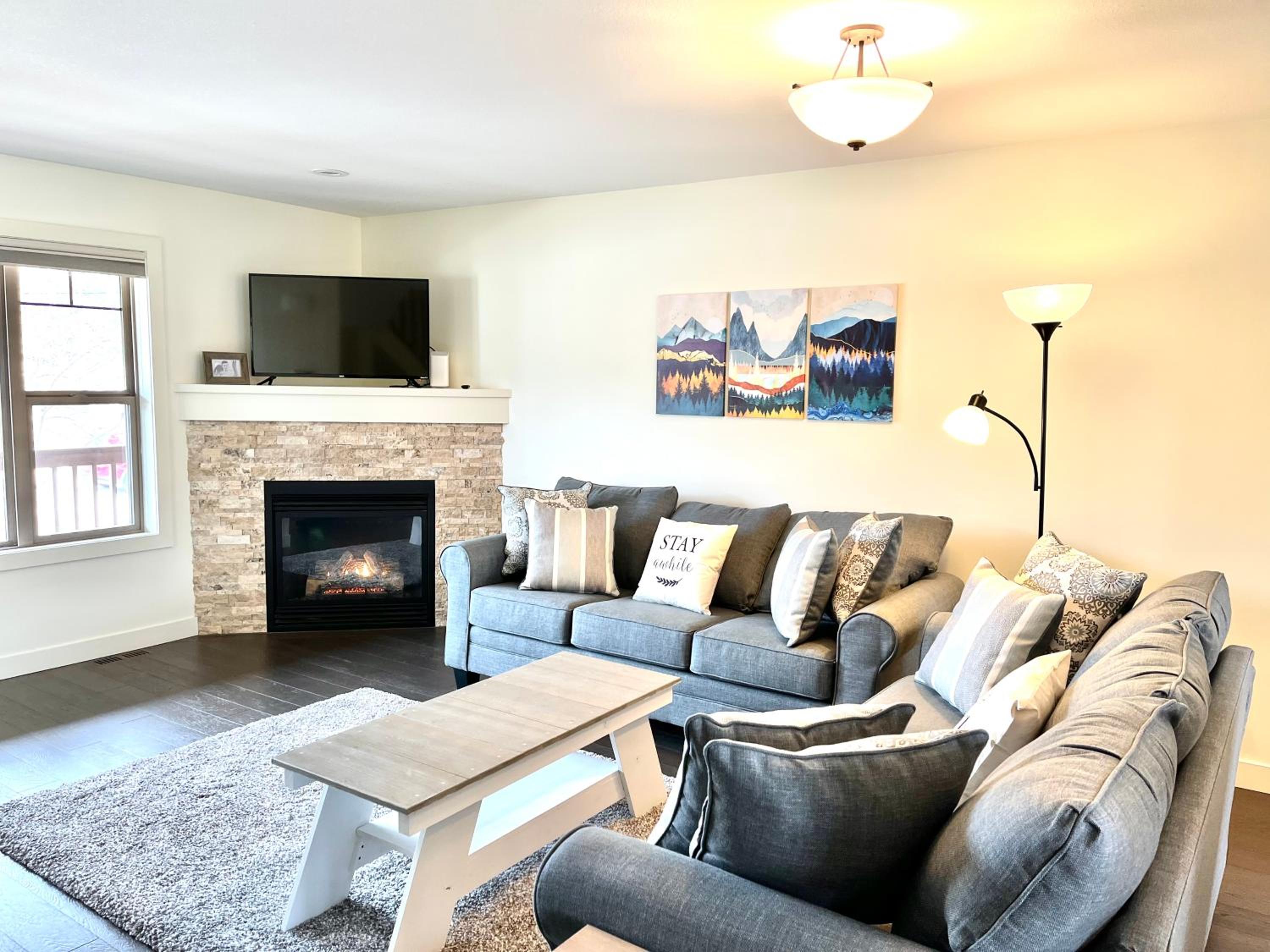 Perfect base Invermere 3bd townhouse mt views with garage