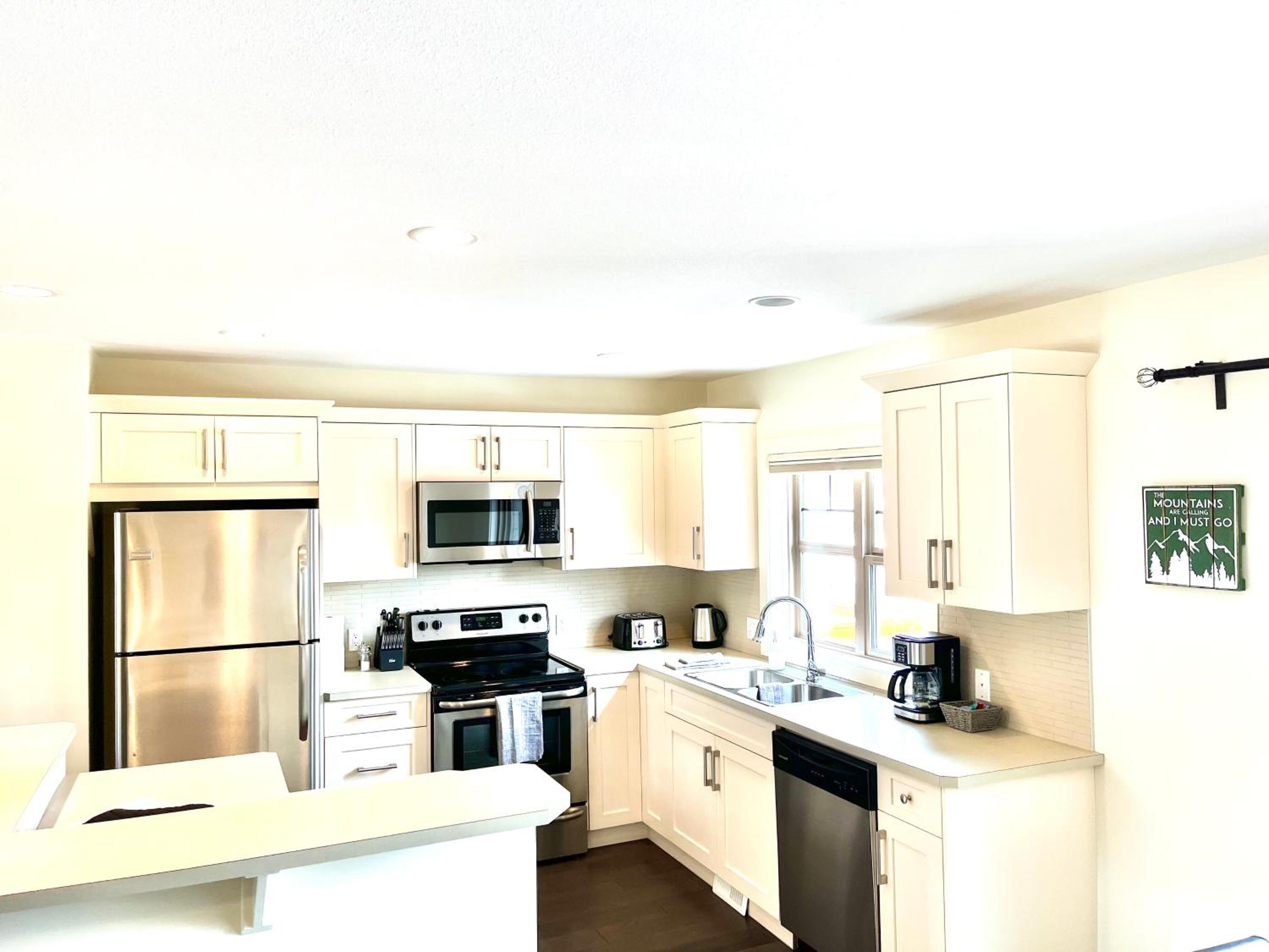 Perfect base Invermere 3bd townhouse mt views with garage